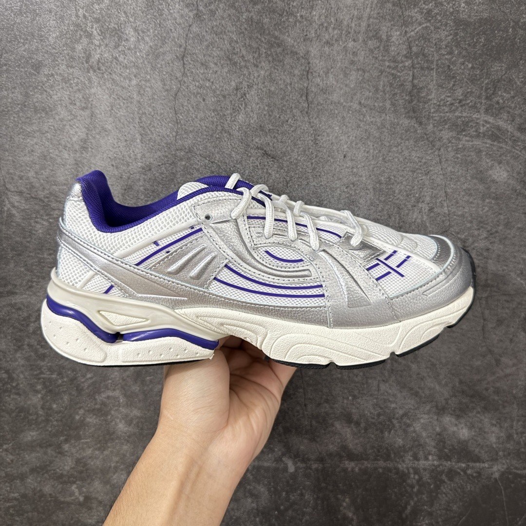 【外贸纯原】Under Armour 安德玛 Sola 复古千禧复古休闲慢跑系列老爹跑鞋 极简款” 一比一开发 大厂出品 全鞋细节到材料到包装大幅度提升改正 千禧年复古Y2K造型：复刻2000年代流线型跑鞋轮廓，金属银撞翠绿配色潮流辨识度高 双层缓震中底：轻量化发泡材质，日常走路、慢跑均可缓冲足底压力，久穿不累脚 透气网面结构：全鞋面网布通风散热，春夏穿着不闷脚 分段防滑外底：前掌耐磨橡胶强化日常磨损区域，弯折灵活适配走路步态 轻量复合支撑：金属银皮革仅做局部加固，不会造成鞋身笨重，兼顾颜值与实穿性 尺码：40 40.5 41 42 42.5 43 44 44.5 45 46 47.5-选品中心