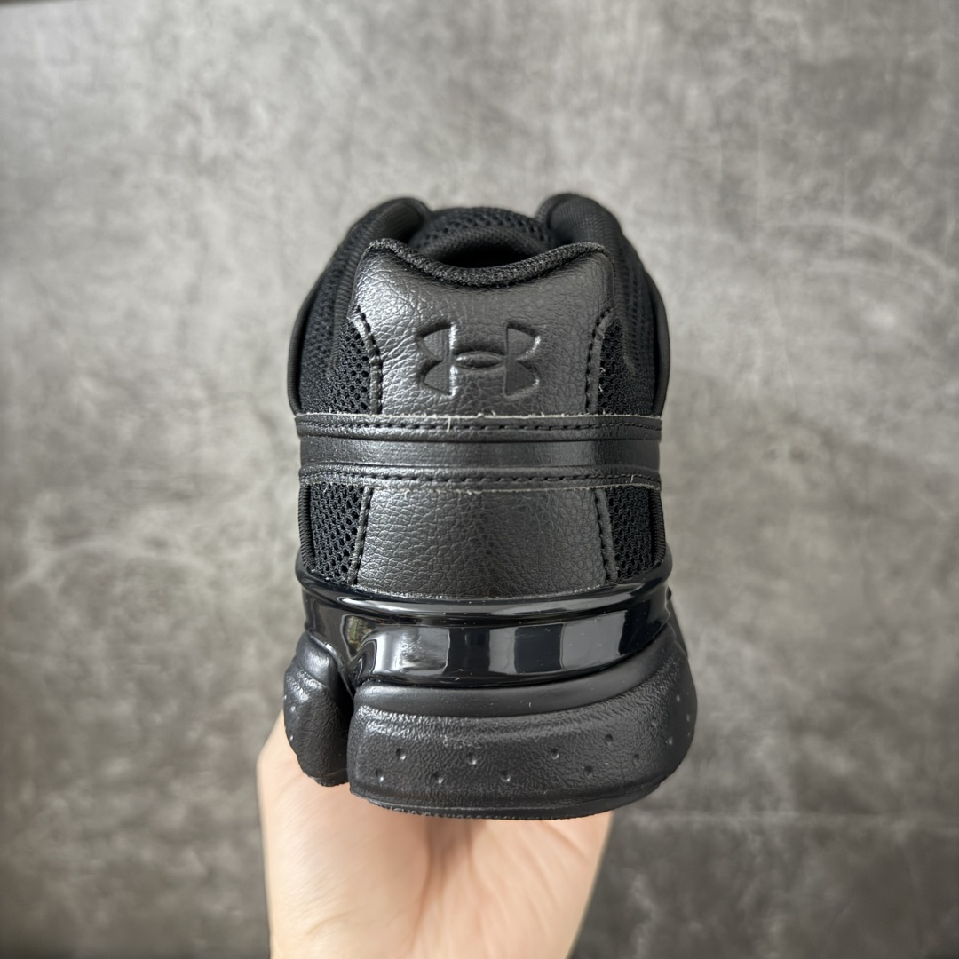 图片[4]-【外贸纯原】Under Armour 安德玛 Sola 复古千禧复古休闲慢跑系列老爹跑鞋 极简款” 一比一开发 大厂出品 全鞋细节到材料到包装大幅度提升改正 千禧年复古Y2K造型：复刻2000年代流线型跑鞋轮廓，金属银撞翠绿配色潮流辨识度高 双层缓震中底：轻量化发泡材质，日常走路、慢跑均可缓冲足底压力，久穿不累脚 透气网面结构：全鞋面网布通风散热，春夏穿着不闷脚 分段防滑外底：前掌耐磨橡胶强化日常磨损区域，弯折灵活适配走路步态 轻量复合支撑：金属银皮革仅做局部加固，不会造成鞋身笨重，兼顾颜值与实穿性 尺码：40 40.5 41 42 42.5 43 44 44.5 45 46 47.5-选品中心