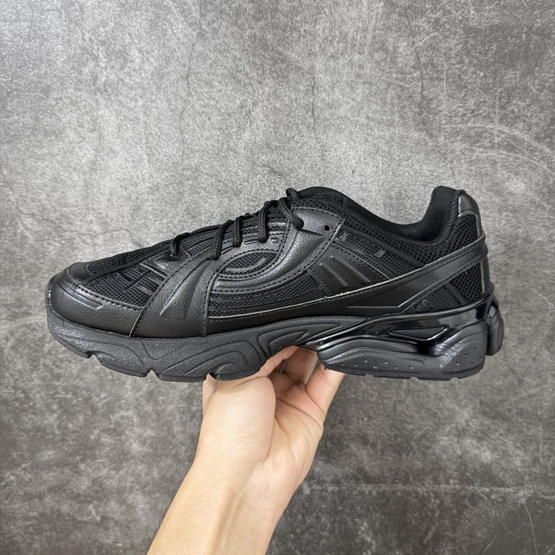 图片[2]-【外贸纯原】Under Armour 安德玛 Sola 复古千禧复古休闲慢跑系列老爹跑鞋 极简款” 一比一开发 大厂出品 全鞋细节到材料到包装大幅度提升改正 千禧年复古Y2K造型：复刻2000年代流线型跑鞋轮廓，金属银撞翠绿配色潮流辨识度高 双层缓震中底：轻量化发泡材质，日常走路、慢跑均可缓冲足底压力，久穿不累脚 透气网面结构：全鞋面网布通风散热，春夏穿着不闷脚 分段防滑外底：前掌耐磨橡胶强化日常磨损区域，弯折灵活适配走路步态 轻量复合支撑：金属银皮革仅做局部加固，不会造成鞋身笨重，兼顾颜值与实穿性 尺码：40 40.5 41 42 42.5 43 44 44.5 45 46 47.5-选品中心