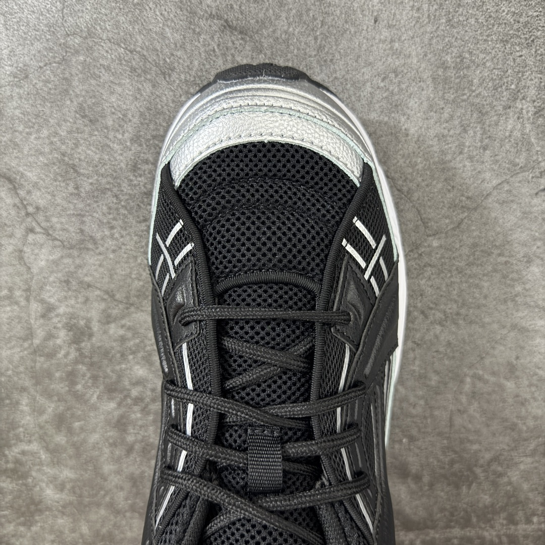 图片[5]-【外贸纯原】Under Armour 安德玛 Sola 复古千禧复古休闲慢跑系列老爹跑鞋 极简款” 一比一开发 大厂出品 全鞋细节到材料到包装大幅度提升改正 千禧年复古Y2K造型：复刻2000年代流线型跑鞋轮廓，金属银撞翠绿配色潮流辨识度高 双层缓震中底：轻量化发泡材质，日常走路、慢跑均可缓冲足底压力，久穿不累脚 透气网面结构：全鞋面网布通风散热，春夏穿着不闷脚 分段防滑外底：前掌耐磨橡胶强化日常磨损区域，弯折灵活适配走路步态 轻量复合支撑：金属银皮革仅做局部加固，不会造成鞋身笨重，兼顾颜值与实穿性 尺码：40 40.5 41 42 42.5 43 44 44.5 45 46 47.5-选品中心