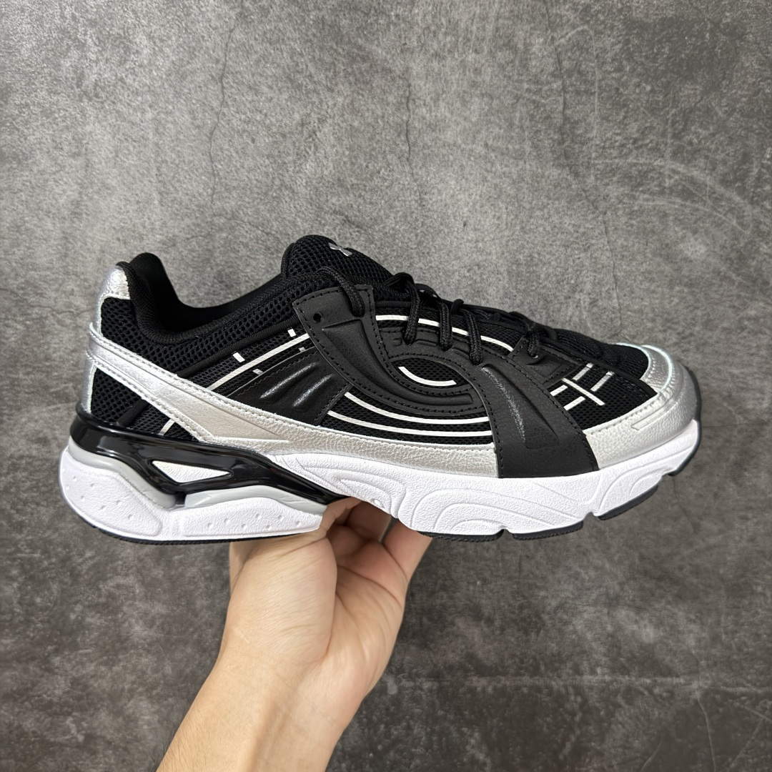 【外贸纯原】Under Armour 安德玛 Sola 复古千禧复古休闲慢跑系列老爹跑鞋 极简款” 一比一开发 大厂出品 全鞋细节到材料到包装大幅度提升改正 千禧年复古Y2K造型：复刻2000年代流线型跑鞋轮廓，金属银撞翠绿配色潮流辨识度高 双层缓震中底：轻量化发泡材质，日常走路、慢跑均可缓冲足底压力，久穿不累脚 透气网面结构：全鞋面网布通风散热，春夏穿着不闷脚 分段防滑外底：前掌耐磨橡胶强化日常磨损区域，弯折灵活适配走路步态 轻量复合支撑：金属银皮革仅做局部加固，不会造成鞋身笨重，兼顾颜值与实穿性 尺码：40 40.5 41 42 42.5 43 44 44.5 45 46 47.5-选品中心