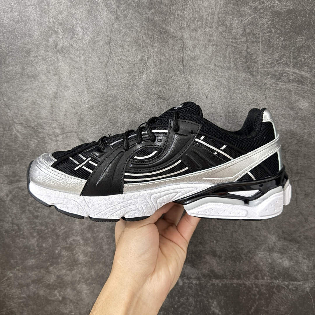 图片[2]-【外贸纯原】Under Armour 安德玛 Sola 复古千禧复古休闲慢跑系列老爹跑鞋 极简款” 一比一开发 大厂出品 全鞋细节到材料到包装大幅度提升改正 千禧年复古Y2K造型：复刻2000年代流线型跑鞋轮廓，金属银撞翠绿配色潮流辨识度高 双层缓震中底：轻量化发泡材质，日常走路、慢跑均可缓冲足底压力，久穿不累脚 透气网面结构：全鞋面网布通风散热，春夏穿着不闷脚 分段防滑外底：前掌耐磨橡胶强化日常磨损区域，弯折灵活适配走路步态 轻量复合支撑：金属银皮革仅做局部加固，不会造成鞋身笨重，兼顾颜值与实穿性 尺码：40 40.5 41 42 42.5 43 44 44.5 45 46 47.5-选品中心
