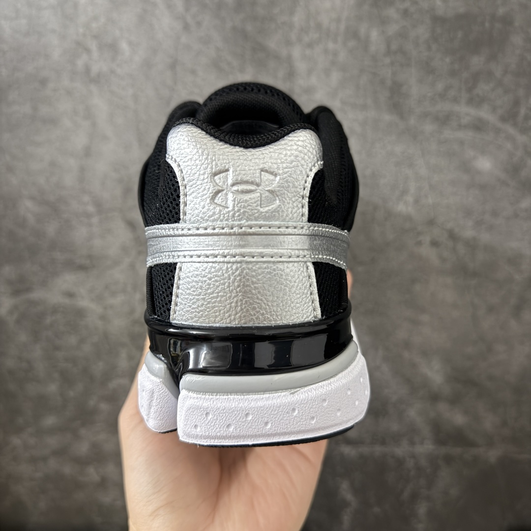 图片[4]-【外贸纯原】Under Armour 安德玛 Sola 复古千禧复古休闲慢跑系列老爹跑鞋 极简款” 一比一开发 大厂出品 全鞋细节到材料到包装大幅度提升改正 千禧年复古Y2K造型：复刻2000年代流线型跑鞋轮廓，金属银撞翠绿配色潮流辨识度高 双层缓震中底：轻量化发泡材质，日常走路、慢跑均可缓冲足底压力，久穿不累脚 透气网面结构：全鞋面网布通风散热，春夏穿着不闷脚 分段防滑外底：前掌耐磨橡胶强化日常磨损区域，弯折灵活适配走路步态 轻量复合支撑：金属银皮革仅做局部加固，不会造成鞋身笨重，兼顾颜值与实穿性 尺码：40 40.5 41 42 42.5 43 44 44.5 45 46 47.5-选品中心