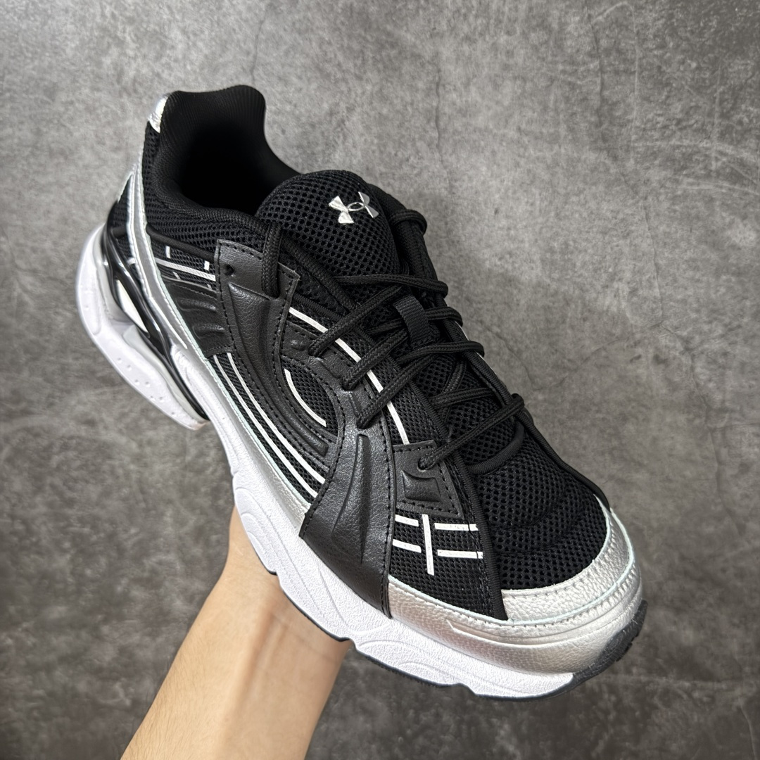 图片[3]-【外贸纯原】Under Armour 安德玛 Sola 复古千禧复古休闲慢跑系列老爹跑鞋 极简款” 一比一开发 大厂出品 全鞋细节到材料到包装大幅度提升改正 千禧年复古Y2K造型：复刻2000年代流线型跑鞋轮廓，金属银撞翠绿配色潮流辨识度高 双层缓震中底：轻量化发泡材质，日常走路、慢跑均可缓冲足底压力，久穿不累脚 透气网面结构：全鞋面网布通风散热，春夏穿着不闷脚 分段防滑外底：前掌耐磨橡胶强化日常磨损区域，弯折灵活适配走路步态 轻量复合支撑：金属银皮革仅做局部加固，不会造成鞋身笨重，兼顾颜值与实穿性 尺码：40 40.5 41 42 42.5 43 44 44.5 45 46 47.5-选品中心