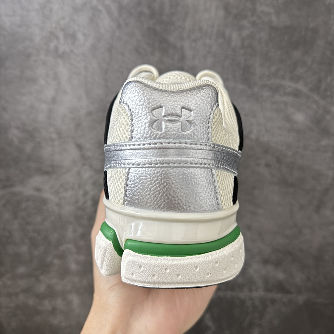 图片[4]-【外贸纯原】Under Armour 安德玛 Sola 复古千禧复古休闲慢跑系列老爹跑鞋 极简款” 一比一开发 大厂出品 全鞋细节到材料到包装大幅度提升改正 千禧年复古Y2K造型：复刻2000年代流线型跑鞋轮廓，金属银撞翠绿配色潮流辨识度高 双层缓震中底：轻量化发泡材质，日常走路、慢跑均可缓冲足底压力，久穿不累脚 透气网面结构：全鞋面网布通风散热，春夏穿着不闷脚 分段防滑外底：前掌耐磨橡胶强化日常磨损区域，弯折灵活适配走路步态 轻量复合支撑：金属银皮革仅做局部加固，不会造成鞋身笨重，兼顾颜值与实穿性 尺码：40 40.5 41 42 42.5 43 44 44.5 45 46 47.5-选品中心
