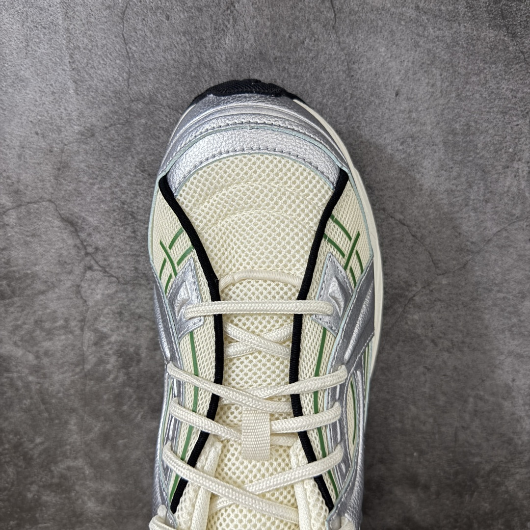 图片[5]-【外贸纯原】Under Armour 安德玛 Sola 复古千禧复古休闲慢跑系列老爹跑鞋 极简款” 一比一开发 大厂出品 全鞋细节到材料到包装大幅度提升改正 千禧年复古Y2K造型：复刻2000年代流线型跑鞋轮廓，金属银撞翠绿配色潮流辨识度高 双层缓震中底：轻量化发泡材质，日常走路、慢跑均可缓冲足底压力，久穿不累脚 透气网面结构：全鞋面网布通风散热，春夏穿着不闷脚 分段防滑外底：前掌耐磨橡胶强化日常磨损区域，弯折灵活适配走路步态 轻量复合支撑：金属银皮革仅做局部加固，不会造成鞋身笨重，兼顾颜值与实穿性 尺码：40 40.5 41 42 42.5 43 44 44.5 45 46 47.5-选品中心
