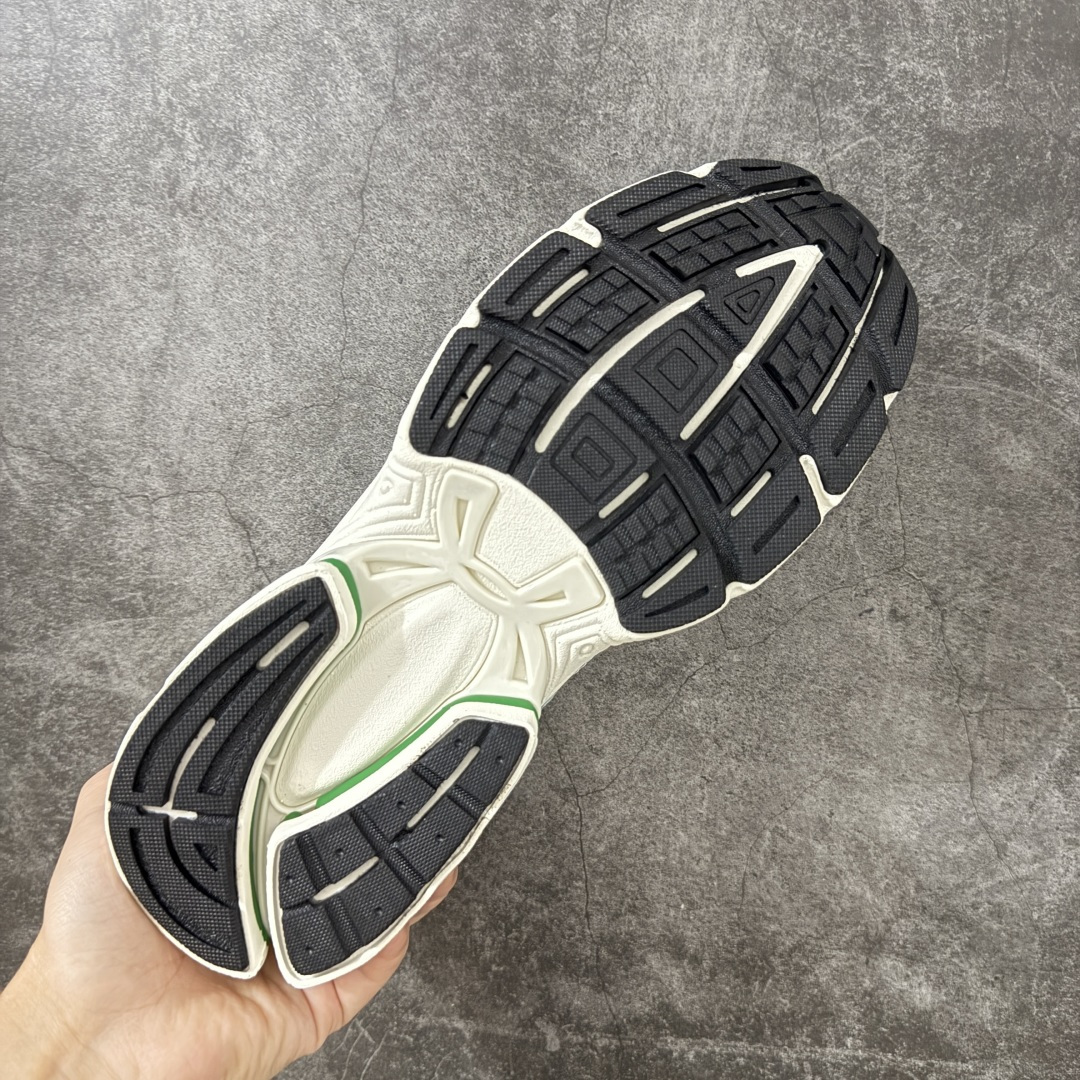 图片[9]-【外贸纯原】Under Armour 安德玛 Sola 复古千禧复古休闲慢跑系列老爹跑鞋 极简款” 一比一开发 大厂出品 全鞋细节到材料到包装大幅度提升改正 千禧年复古Y2K造型：复刻2000年代流线型跑鞋轮廓，金属银撞翠绿配色潮流辨识度高 双层缓震中底：轻量化发泡材质，日常走路、慢跑均可缓冲足底压力，久穿不累脚 透气网面结构：全鞋面网布通风散热，春夏穿着不闷脚 分段防滑外底：前掌耐磨橡胶强化日常磨损区域，弯折灵活适配走路步态 轻量复合支撑：金属银皮革仅做局部加固，不会造成鞋身笨重，兼顾颜值与实穿性 尺码：40 40.5 41 42 42.5 43 44 44.5 45 46 47.5-选品中心