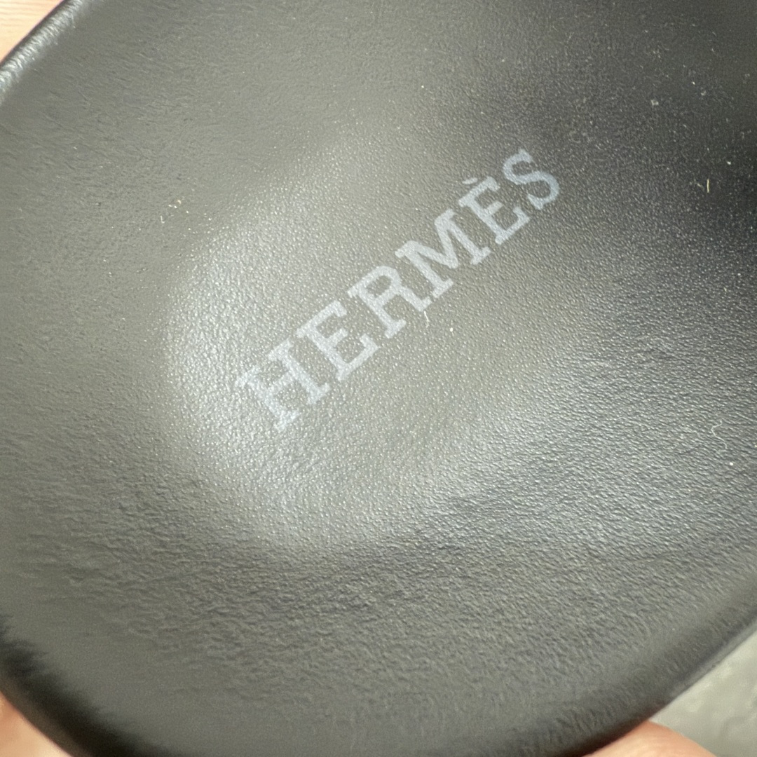图片[3]-【佛山超A版】Hermes 二舅拖 爱马仕拖鞋 天花板顶奢版本 原版真皮面料 走线与原版一致 鞋型做工质感市场独一档 经典鞋型永不过时 不磨脚、不累足 面料： 意大利原版面料 内里： 原版牛皮 水台： 水晶羊皮包裹 鞋底： 天然tpu橡胶底 包装： 顶级专属品牌盒 尺码：35-46-选品中心