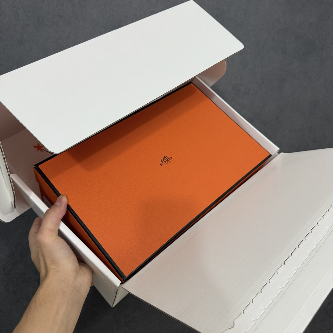 图片[6]-【佛山超A版】Hermes 二舅拖 爱马仕拖鞋 天花板顶奢版本 原版真皮面料 走线与原版一致 鞋型做工质感市场独一档 经典鞋型永不过时 不磨脚、不累足 面料： 意大利原版面料 内里： 原版牛皮 水台： 水晶羊皮包裹 鞋底： 天然tpu橡胶底 包装： 顶级专属品牌盒 尺码：35-46-选品中心
