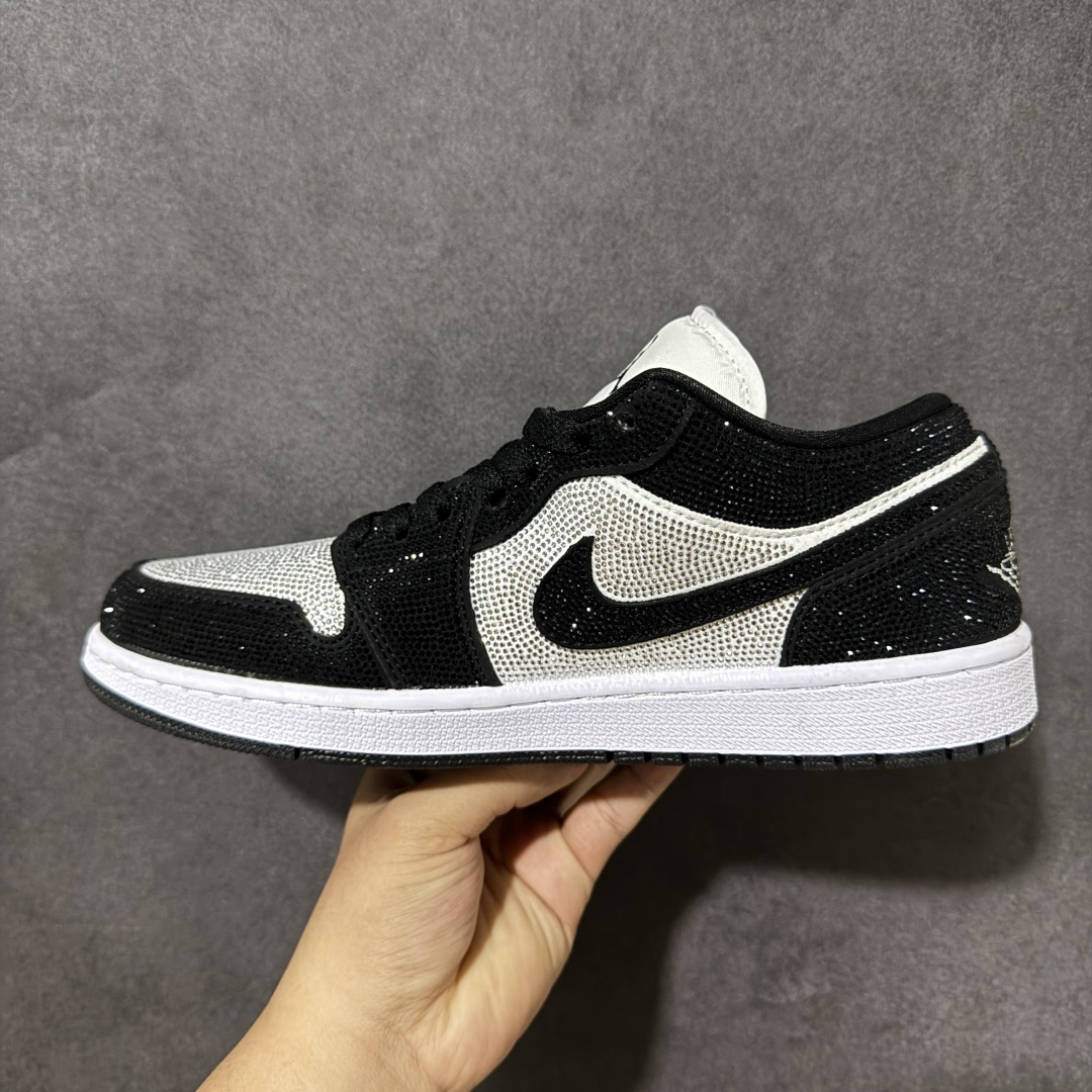 图片[2]-【公司级】暗夜满钻 奢华出圈 AIR JORDAN 1，整鞋满铺精致闪钻面料，暗光下自带细腻光泽，哑光Swoosh勾简约大气，搭配轻奢R标金属挂饰提升格调，低帮版型贴合脚踝不压脚，柔软中底缓震舒适，全黑橡胶外底防滑耐磨，日常穿搭、聚会出行都能凸显独特气场，男女同款不挑身形，低调奢华质感拉满，吸睛程度远超普通板鞋， 货号：DC0774-101 尺码：36 36.5 37.5 38 38.5 39 40 40.5 41 42 42.5 43 44 45-选品中心