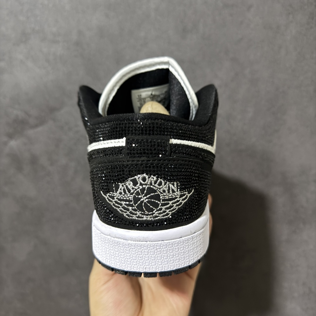 图片[4]-【公司级】暗夜满钻 奢华出圈 AIR JORDAN 1，整鞋满铺精致闪钻面料，暗光下自带细腻光泽，哑光Swoosh勾简约大气，搭配轻奢R标金属挂饰提升格调，低帮版型贴合脚踝不压脚，柔软中底缓震舒适，全黑橡胶外底防滑耐磨，日常穿搭、聚会出行都能凸显独特气场，男女同款不挑身形，低调奢华质感拉满，吸睛程度远超普通板鞋， 货号：DC0774-101 尺码：36 36.5 37.5 38 38.5 39 40 40.5 41 42 42.5 43 44 45-选品中心