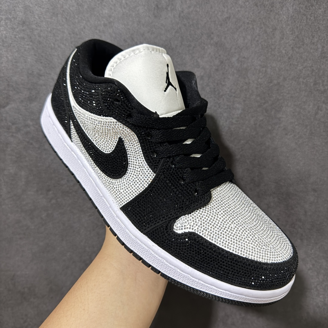 图片[3]-【公司级】暗夜满钻 奢华出圈 AIR JORDAN 1，整鞋满铺精致闪钻面料，暗光下自带细腻光泽，哑光Swoosh勾简约大气，搭配轻奢R标金属挂饰提升格调，低帮版型贴合脚踝不压脚，柔软中底缓震舒适，全黑橡胶外底防滑耐磨，日常穿搭、聚会出行都能凸显独特气场，男女同款不挑身形，低调奢华质感拉满，吸睛程度远超普通板鞋， 货号：DC0774-101 尺码：36 36.5 37.5 38 38.5 39 40 40.5 41 42 42.5 43 44 45-选品中心