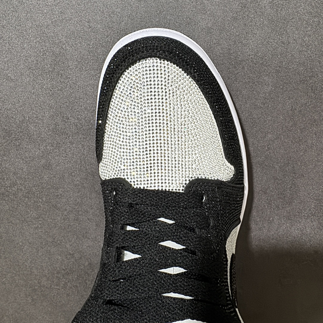 图片[5]-【公司级】暗夜满钻 奢华出圈 AIR JORDAN 1，整鞋满铺精致闪钻面料，暗光下自带细腻光泽，哑光Swoosh勾简约大气，搭配轻奢R标金属挂饰提升格调，低帮版型贴合脚踝不压脚，柔软中底缓震舒适，全黑橡胶外底防滑耐磨，日常穿搭、聚会出行都能凸显独特气场，男女同款不挑身形，低调奢华质感拉满，吸睛程度远超普通板鞋， 货号：DC0774-101 尺码：36 36.5 37.5 38 38.5 39 40 40.5 41 42 42.5 43 44 45-选品中心