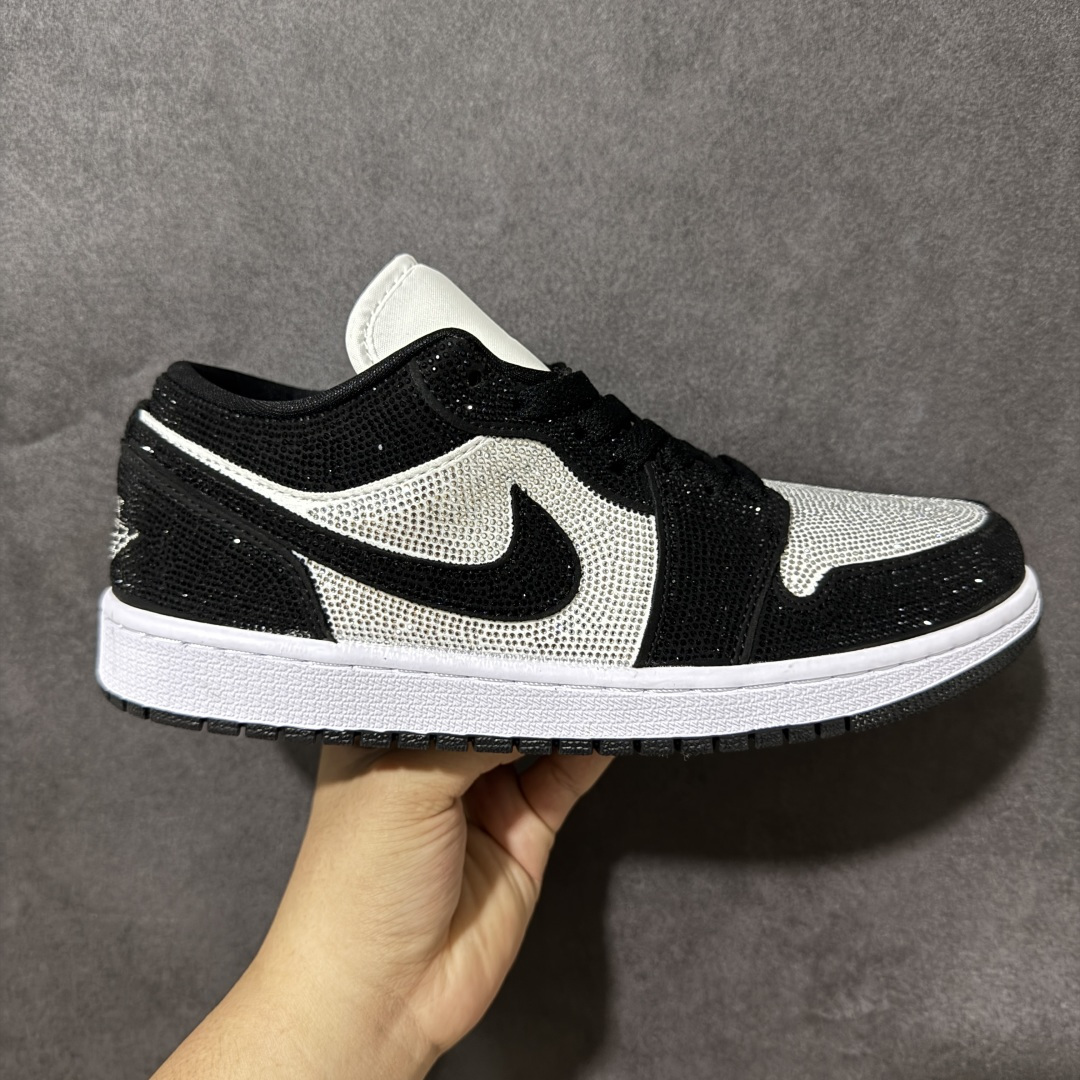 【公司级】暗夜满钻 奢华出圈 AIR JORDAN 1，整鞋满铺精致闪钻面料，暗光下自带细腻光泽，哑光Swoosh勾简约大气，搭配轻奢R标金属挂饰提升格调，低帮版型贴合脚踝不压脚，柔软中底缓震舒适，全黑橡胶外底防滑耐磨，日常穿搭、聚会出行都能凸显独特气场，男女同款不挑身形，低调奢华质感拉满，吸睛程度远超普通板鞋， 货号：DC0774-101 尺码：36 36.5 37.5 38 38.5 39 40 40.5 41 42 42.5 43 44 45-选品中心