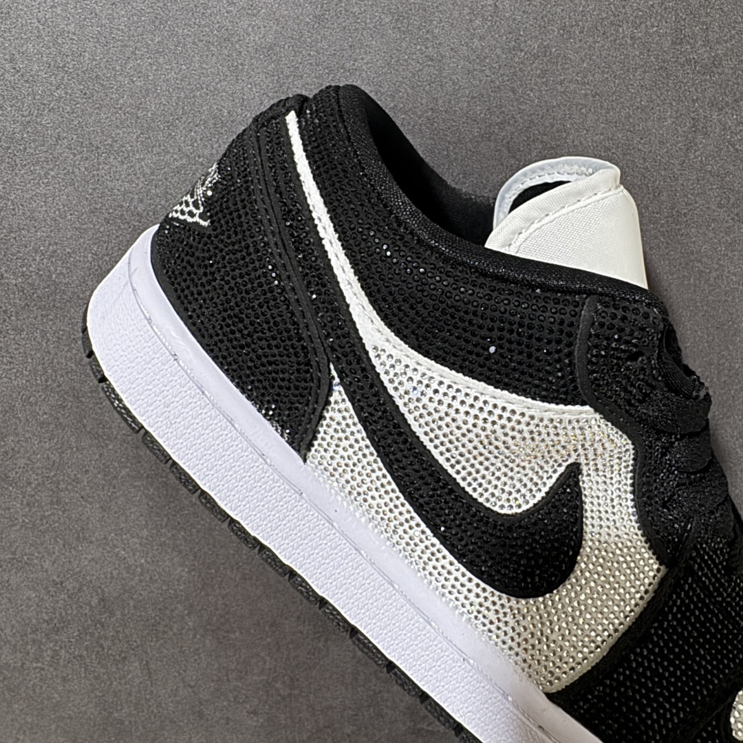 图片[7]-【公司级】暗夜满钻 奢华出圈 AIR JORDAN 1，整鞋满铺精致闪钻面料，暗光下自带细腻光泽，哑光Swoosh勾简约大气，搭配轻奢R标金属挂饰提升格调，低帮版型贴合脚踝不压脚，柔软中底缓震舒适，全黑橡胶外底防滑耐磨，日常穿搭、聚会出行都能凸显独特气场，男女同款不挑身形，低调奢华质感拉满，吸睛程度远超普通板鞋， 货号：DC0774-101 尺码：36 36.5 37.5 38 38.5 39 40 40.5 41 42 42.5 43 44 45-选品中心