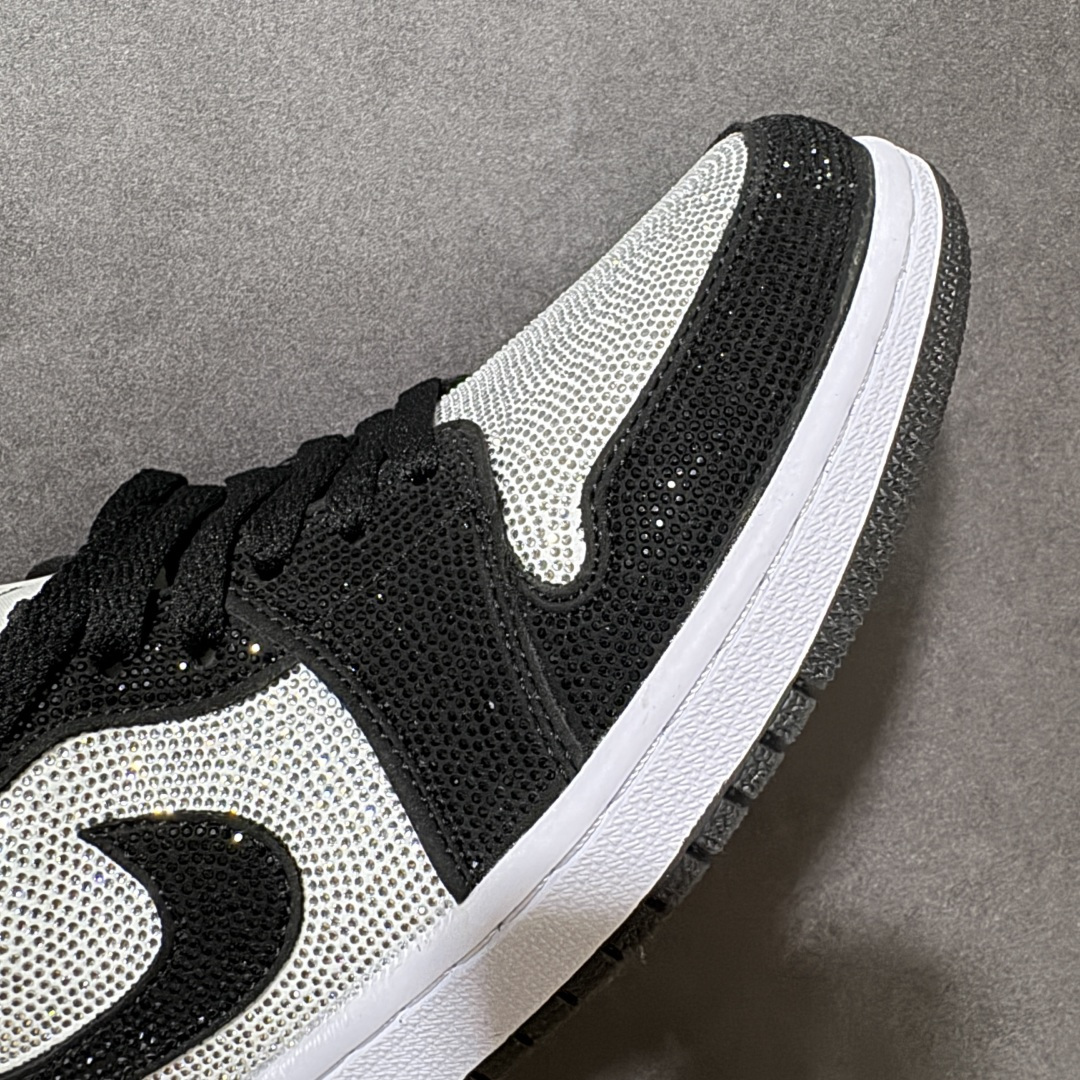 图片[8]-【公司级】暗夜满钻 奢华出圈 AIR JORDAN 1，整鞋满铺精致闪钻面料，暗光下自带细腻光泽，哑光Swoosh勾简约大气，搭配轻奢R标金属挂饰提升格调，低帮版型贴合脚踝不压脚，柔软中底缓震舒适，全黑橡胶外底防滑耐磨，日常穿搭、聚会出行都能凸显独特气场，男女同款不挑身形，低调奢华质感拉满，吸睛程度远超普通板鞋， 货号：DC0774-101 尺码：36 36.5 37.5 38 38.5 39 40 40.5 41 42 42.5 43 44 45-选品中心