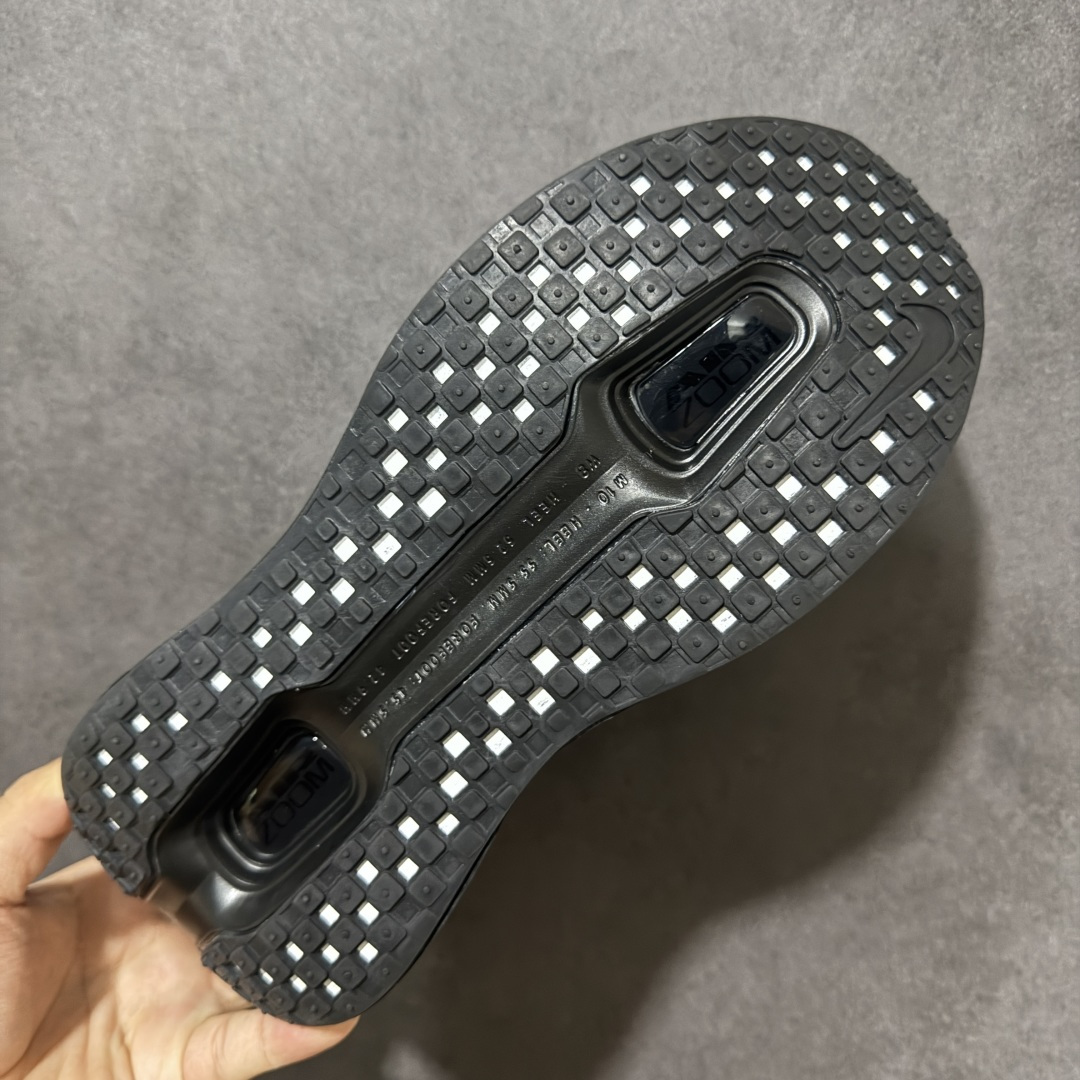 图片[9]-【公司级】Nike VOMERO PREMIUM 耐克 舒适减震防滑 低帮跑步鞋 全掌ReactX泡绵中底 前掌和后跟还配备了Air Zoom气垫单元 据说跑起来更快更舒适哦 这次最大的升级点 首次引入了ReactX泡绵 货号： IQ0627-001 尺码： 36 36.5 37.5 38 38.5 39 40 40.5 41 42 42.5 43 44 45 46 47.5-选品中心