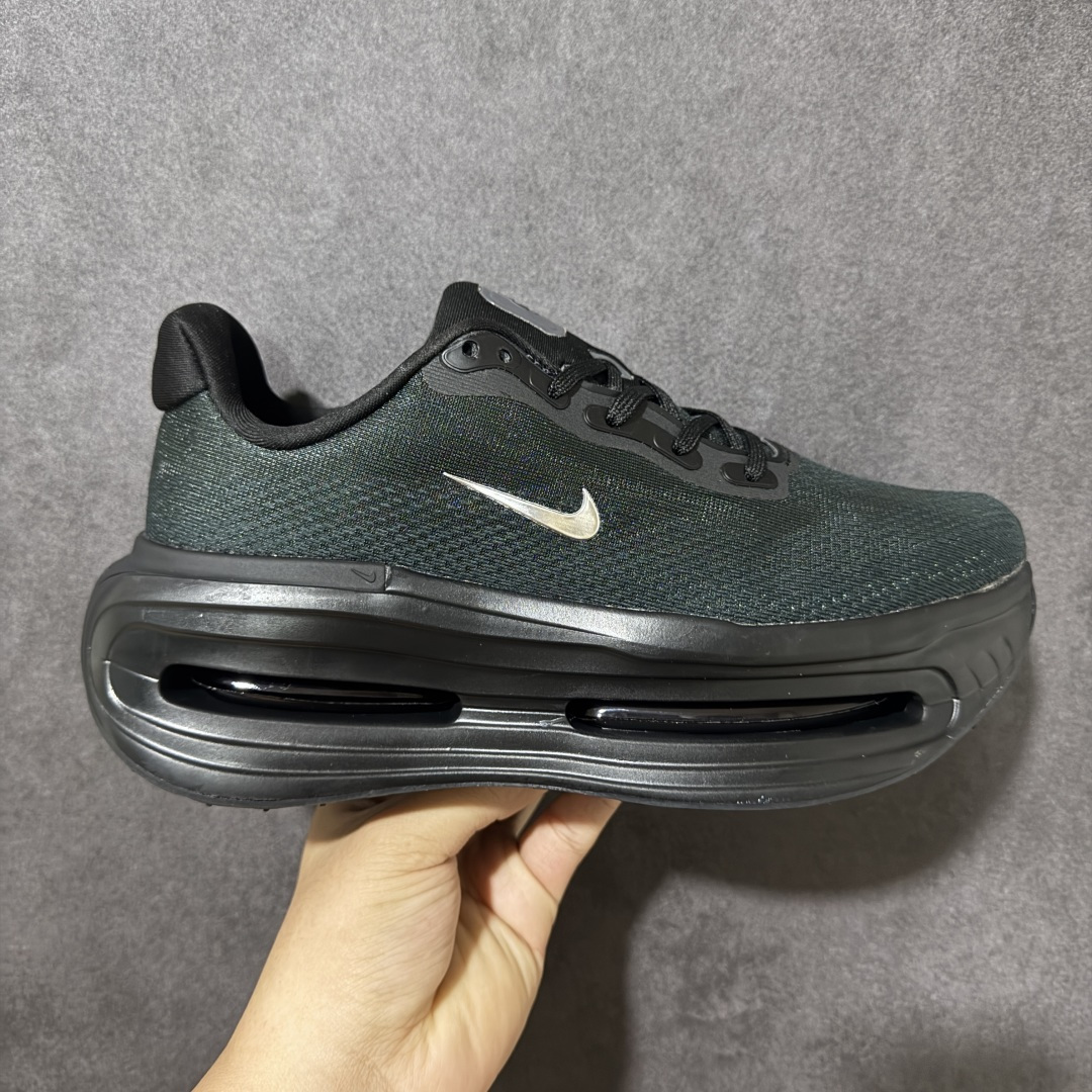 【公司级】Nike VOMERO PREMIUM 耐克 舒适减震防滑 低帮跑步鞋 全掌ReactX泡绵中底 前掌和后跟还配备了Air Zoom气垫单元 据说跑起来更快更舒适哦 这次最大的升级点 首次引入了ReactX泡绵 货号: IQ0627-001 尺码: 36 36.5 37.5 38 38.5 39 40 40.5 41 42 42.5 43 44 45 46 47.5-选品中心