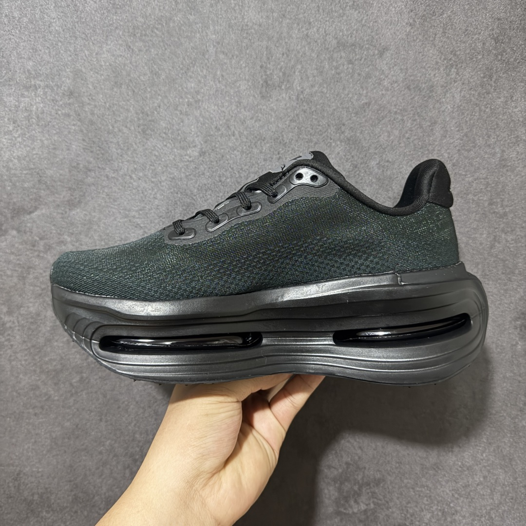 图片[2]-【公司级】Nike VOMERO PREMIUM 耐克 舒适减震防滑 低帮跑步鞋 全掌ReactX泡绵中底 前掌和后跟还配备了Air Zoom气垫单元 据说跑起来更快更舒适哦 这次最大的升级点 首次引入了ReactX泡绵 货号： IQ0627-001 尺码： 36 36.5 37.5 38 38.5 39 40 40.5 41 42 42.5 43 44 45 46 47.5-选品中心