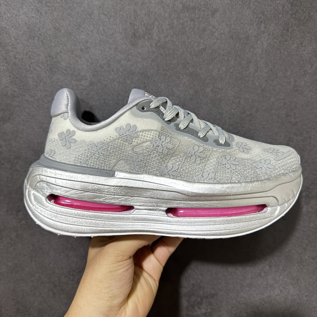 【公司级】Nike VOMERO PREMIUM 耐克 舒适减震防滑 低帮跑步鞋 全掌ReactX泡绵中底 前掌和后跟还配备了Air Zoom气垫单元 据说跑起来更快更舒适哦 这次最大的升级点 首次引入了ReactX泡绵 货号: IQ0028-001 尺码: 36 36.5 37.5 38 38.5 39 40 40.5 41 42 42.5 43 44 45 46 47.5-选品中心