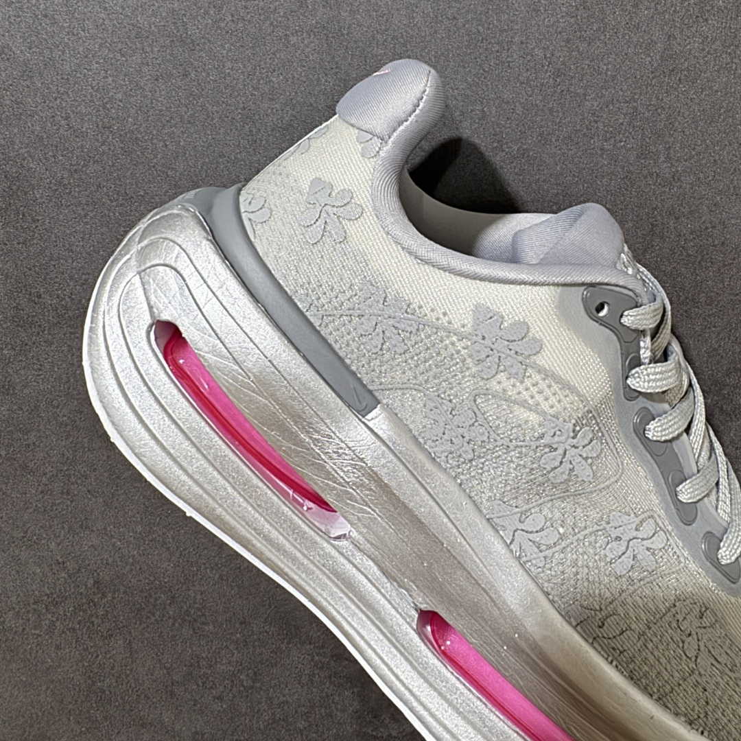图片[7]-【公司级】Nike VOMERO PREMIUM 耐克 舒适减震防滑 低帮跑步鞋 全掌ReactX泡绵中底 前掌和后跟还配备了Air Zoom气垫单元 据说跑起来更快更舒适哦 这次最大的升级点 首次引入了ReactX泡绵 货号： IQ0028-001 尺码： 36 36.5 37.5 38 38.5 39 40 40.5 41 42 42.5 43 44 45 46 47.5-选品中心