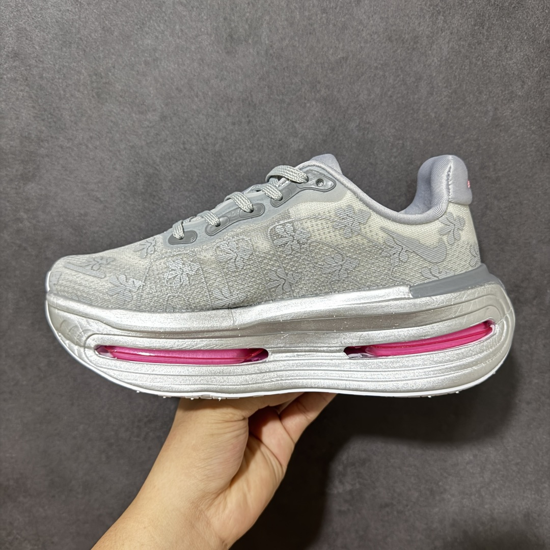 图片[2]-【公司级】Nike VOMERO PREMIUM 耐克 舒适减震防滑 低帮跑步鞋 全掌ReactX泡绵中底 前掌和后跟还配备了Air Zoom气垫单元 据说跑起来更快更舒适哦 这次最大的升级点 首次引入了ReactX泡绵 货号： IQ0028-001 尺码： 36 36.5 37.5 38 38.5 39 40 40.5 41 42 42.5 43 44 45 46 47.5-选品中心