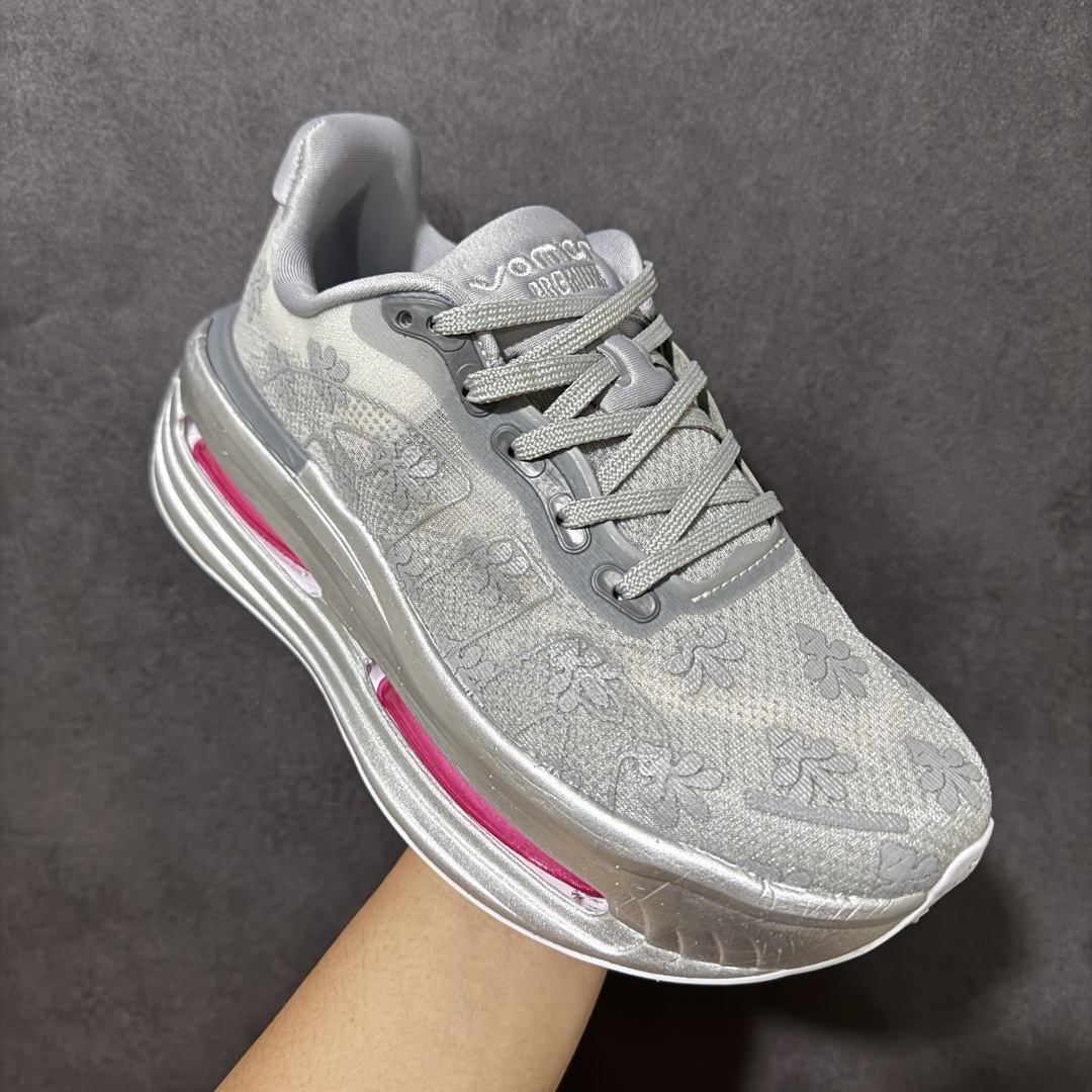 图片[3]-【公司级】Nike VOMERO PREMIUM 耐克 舒适减震防滑 低帮跑步鞋 全掌ReactX泡绵中底 前掌和后跟还配备了Air Zoom气垫单元 据说跑起来更快更舒适哦 这次最大的升级点 首次引入了ReactX泡绵 货号： IQ0028-001 尺码： 36 36.5 37.5 38 38.5 39 40 40.5 41 42 42.5 43 44 45 46 47.5-选品中心
