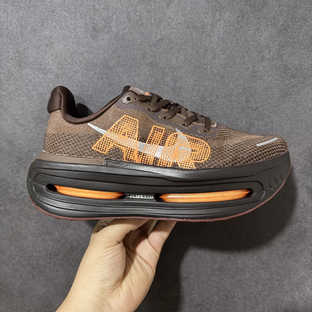 【公司级】Nike VOMERO PREMIUM 耐克 舒适减震防滑 低帮跑步鞋 全掌ReactX泡绵中底 前掌和后跟还配备了Air Zoom气垫单元 据说跑起来更快更舒适哦 这次最大的升级点 首次引入了ReactX泡绵 货号： IQ7314-200 尺码： 36 36.5 37.5 38 38.5 39 40 40.5 41 42 42.5 43 44 45 46 47.5-选品中心