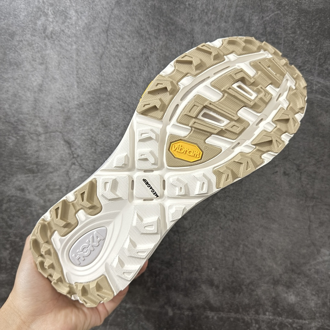 图片[9]-【纯原H版】HOKA ONE ONE Mafate Speed 2 Low 玛法特2代系列低帮轻量户外越野休闲运动慢跑鞋 正确组合底 市场顶级版本 上脚赞到报爆 轻盈舒适 鞋面采用超轻的无缝架构 轻薄的TPU贴在透气的鞋面材料上 减轻重量同时也保证了支撑性 鞋底采用滚动平衡技术 引导跑者回归自然步态 祖传的神奇EVA材质中底依旧是一如既往地表现优秀 能提供充足的缓震 作为HOKA家的越野跑鞋 VIBRAM 橡胶大底也是必不可少的 即便在复杂湿滑的地形 依旧能有良好的抓地力及稳定性 鞋带采用了弹性不易松脱的扁宽弹性鞋带 前掌与中掌部分也进行了加宽 也更加适合亚洲人的脚型 是一款十分全面且足够强悍的户外硬核越野鞋 日常搭配的话短裤是基本不挑 阔腿裤 工装裤以及各种长筒牛仔裤都可以 尺码：36 36.5 37.5 38 38.5 39 40 40.5 41 42 42.5 43 44 44.5 45-选品中心