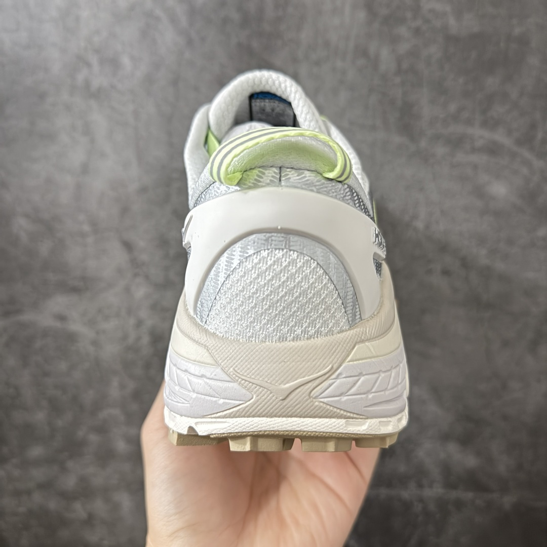 图片[4]-【纯原H版】HOKA ONE ONE Mafate Speed 2 Low 玛法特2代系列低帮轻量户外越野休闲运动慢跑鞋 正确组合底 市场顶级版本 上脚赞到报爆 轻盈舒适 鞋面采用超轻的无缝架构 轻薄的TPU贴在透气的鞋面材料上 减轻重量同时也保证了支撑性 鞋底采用滚动平衡技术 引导跑者回归自然步态 祖传的神奇EVA材质中底依旧是一如既往地表现优秀 能提供充足的缓震 作为HOKA家的越野跑鞋 VIBRAM 橡胶大底也是必不可少的 即便在复杂湿滑的地形 依旧能有良好的抓地力及稳定性 鞋带采用了弹性不易松脱的扁宽弹性鞋带 前掌与中掌部分也进行了加宽 也更加适合亚洲人的脚型 是一款十分全面且足够强悍的户外硬核越野鞋 日常搭配的话短裤是基本不挑 阔腿裤 工装裤以及各种长筒牛仔裤都可以 尺码：36 36.5 37.5 38 38.5 39 40 40.5 41 42 42.5 43 44 44.5 45-选品中心