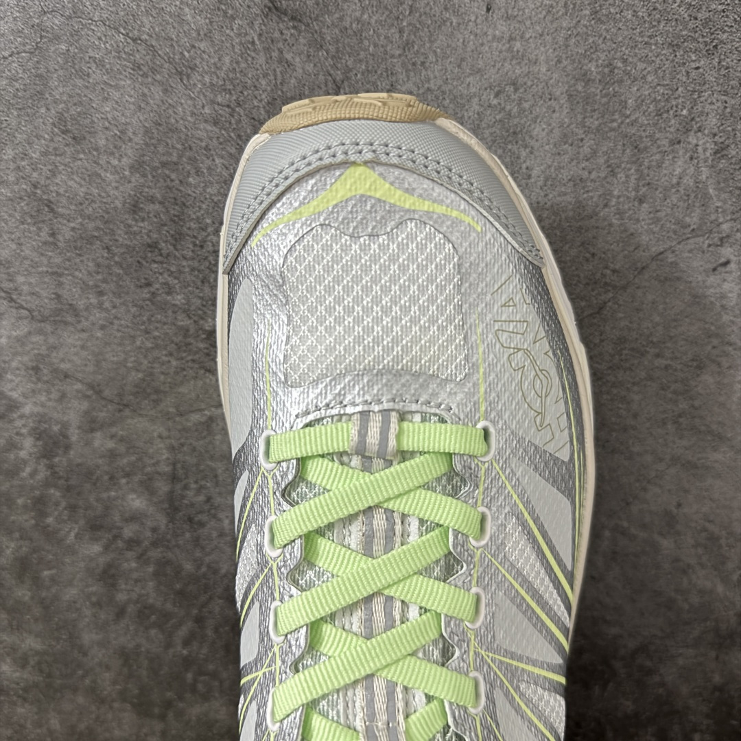 图片[5]-【纯原H版】HOKA ONE ONE Mafate Speed 2 Low 玛法特2代系列低帮轻量户外越野休闲运动慢跑鞋 正确组合底 市场顶级版本 上脚赞到报爆 轻盈舒适 鞋面采用超轻的无缝架构 轻薄的TPU贴在透气的鞋面材料上 减轻重量同时也保证了支撑性 鞋底采用滚动平衡技术 引导跑者回归自然步态 祖传的神奇EVA材质中底依旧是一如既往地表现优秀 能提供充足的缓震 作为HOKA家的越野跑鞋 VIBRAM 橡胶大底也是必不可少的 即便在复杂湿滑的地形 依旧能有良好的抓地力及稳定性 鞋带采用了弹性不易松脱的扁宽弹性鞋带 前掌与中掌部分也进行了加宽 也更加适合亚洲人的脚型 是一款十分全面且足够强悍的户外硬核越野鞋 日常搭配的话短裤是基本不挑 阔腿裤 工装裤以及各种长筒牛仔裤都可以 尺码：36 36.5 37.5 38 38.5 39 40 40.5 41 42 42.5 43 44 44.5 45-选品中心
