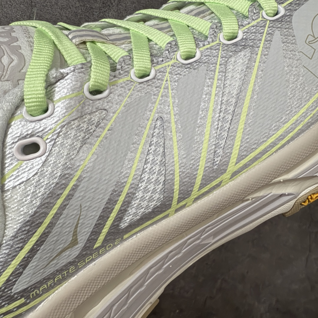 图片[4]-【纯原H版】HOKA ONE ONE Mafate Speed 2 Low 玛法特2代系列低帮轻量户外越野休闲运动慢跑鞋 正确组合底 市场顶级版本 上脚赞到报爆 轻盈舒适 鞋面采用超轻的无缝架构 轻薄的TPU贴在透气的鞋面材料上 减轻重量同时也保证了支撑性 鞋底采用滚动平衡技术 引导跑者回归自然步态 祖传的神奇EVA材质中底依旧是一如既往地表现优秀 能提供充足的缓震 作为HOKA家的越野跑鞋 VIBRAM 橡胶大底也是必不可少的 即便在复杂湿滑的地形 依旧能有良好的抓地力及稳定性 鞋带采用了弹性不易松脱的扁宽弹性鞋带 前掌与中掌部分也进行了加宽 也更加适合亚洲人的脚型 是一款十分全面且足够强悍的户外硬核越野鞋 日常搭配的话短裤是基本不挑 阔腿裤 工装裤以及各种长筒牛仔裤都可以 尺码：36 36.5 37.5 38 38.5 39 40 40.5 41 42 42.5 43 44 44.5 45-选品中心