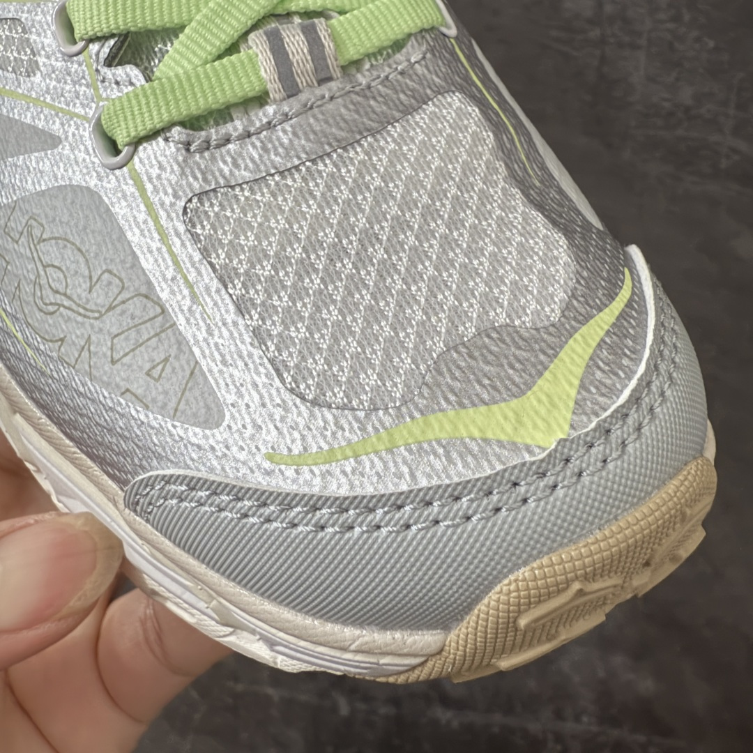 图片[6]-【纯原H版】HOKA ONE ONE Mafate Speed 2 Low 玛法特2代系列低帮轻量户外越野休闲运动慢跑鞋 正确组合底 市场顶级版本 上脚赞到报爆 轻盈舒适 鞋面采用超轻的无缝架构 轻薄的TPU贴在透气的鞋面材料上 减轻重量同时也保证了支撑性 鞋底采用滚动平衡技术 引导跑者回归自然步态 祖传的神奇EVA材质中底依旧是一如既往地表现优秀 能提供充足的缓震 作为HOKA家的越野跑鞋 VIBRAM 橡胶大底也是必不可少的 即便在复杂湿滑的地形 依旧能有良好的抓地力及稳定性 鞋带采用了弹性不易松脱的扁宽弹性鞋带 前掌与中掌部分也进行了加宽 也更加适合亚洲人的脚型 是一款十分全面且足够强悍的户外硬核越野鞋 日常搭配的话短裤是基本不挑 阔腿裤 工装裤以及各种长筒牛仔裤都可以 尺码：36 36.5 37.5 38 38.5 39 40 40.5 41 42 42.5 43 44 44.5 45-选品中心