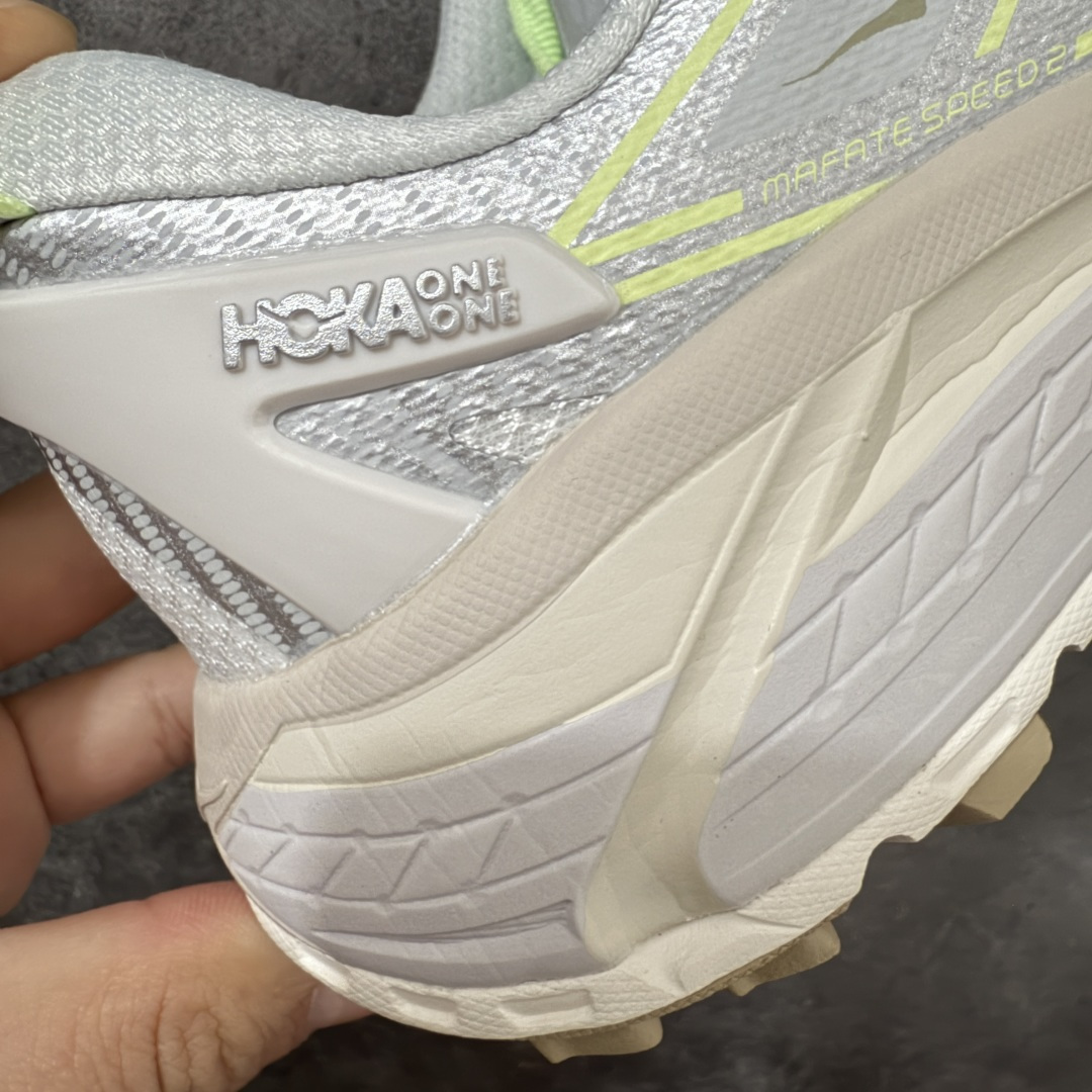 图片[3]-【纯原H版】HOKA ONE ONE Mafate Speed 2 Low 玛法特2代系列低帮轻量户外越野休闲运动慢跑鞋 正确组合底 市场顶级版本 上脚赞到报爆 轻盈舒适 鞋面采用超轻的无缝架构 轻薄的TPU贴在透气的鞋面材料上 减轻重量同时也保证了支撑性 鞋底采用滚动平衡技术 引导跑者回归自然步态 祖传的神奇EVA材质中底依旧是一如既往地表现优秀 能提供充足的缓震 作为HOKA家的越野跑鞋 VIBRAM 橡胶大底也是必不可少的 即便在复杂湿滑的地形 依旧能有良好的抓地力及稳定性 鞋带采用了弹性不易松脱的扁宽弹性鞋带 前掌与中掌部分也进行了加宽 也更加适合亚洲人的脚型 是一款十分全面且足够强悍的户外硬核越野鞋 日常搭配的话短裤是基本不挑 阔腿裤 工装裤以及各种长筒牛仔裤都可以 尺码：36 36.5 37.5 38 38.5 39 40 40.5 41 42 42.5 43 44 44.5 45-选品中心
