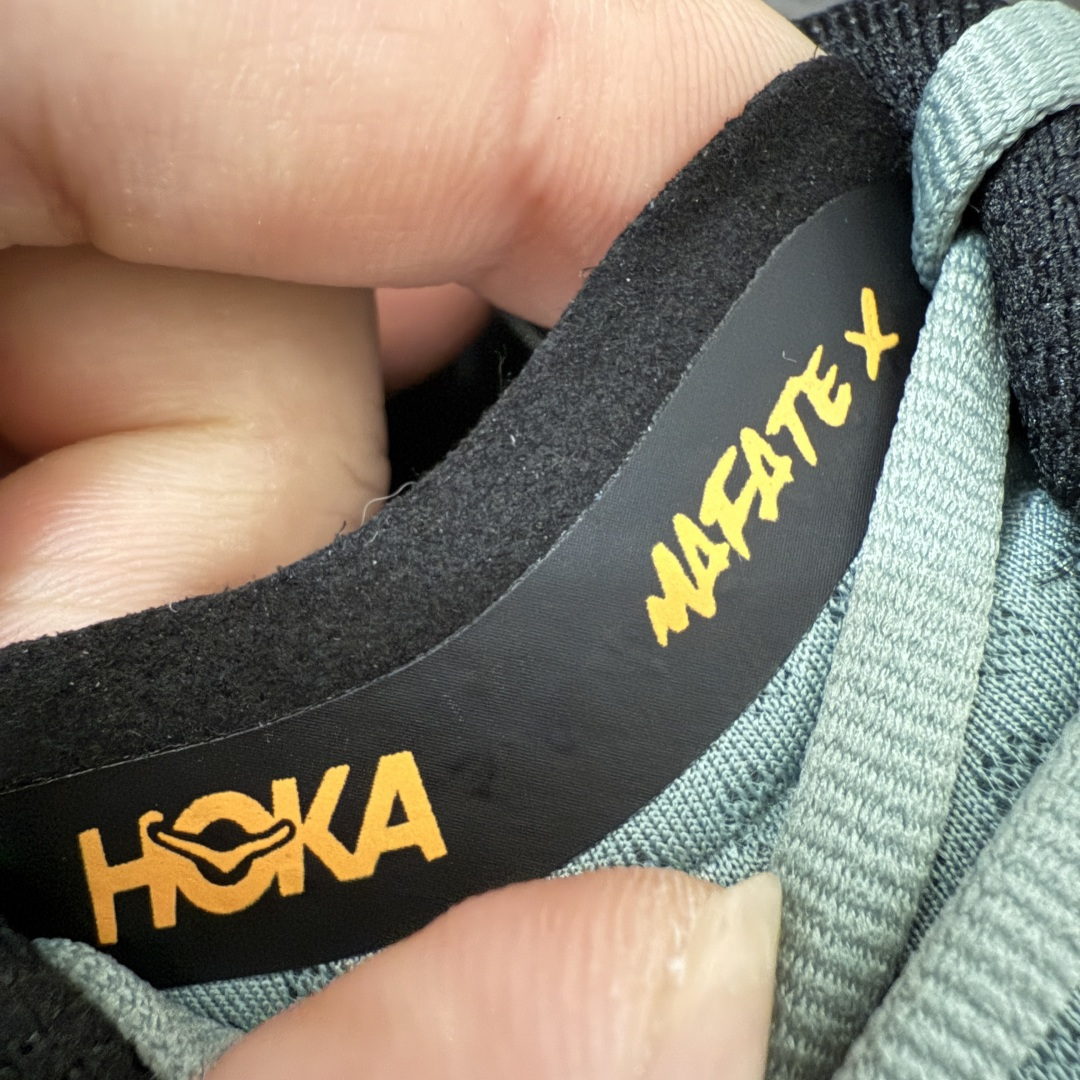 图片[7]-【纯原H版】HOKA ONE ONE Mafate X 时尚舒适 休闲跑步鞋 男女同款 玛法特 适百搭防滑耐磨低帮生活休闲鞋 知名纯原大厂出品 细节对版1比1 脚感同步原版 市场最高版本 HOKA ONE ONE是来自美国的跑步鞋知名品牌，创立于2009年，始终致力于为所有跑者提供更新、更好的跑步装备。相比常规跑鞋，HOKA ONE ONE特别研发使用性能独特的几何形跑鞋中底，此种鞋底更厚、更高、回弹性也更好，除了卓越的缓冲性能，它还能內各种阶段的跑者带来更具动感、更加稳定的跑步体验。HOKAONE ONE从设计之初就清楚意识到，要保证跑者步幅的均匀一致，双脚自然而然的运动至关重要。 尺码：36 36.5 37.5 38 38.5 39 40 40.5 41 42 42.5 43 44 44.5 45-选品中心