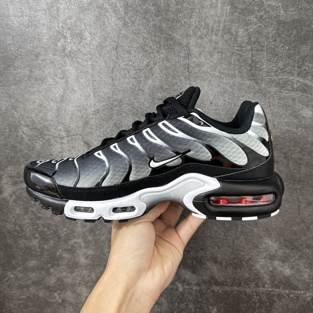 图片[2]-【TK纯原版】Nike Air Max Plus TN气垫系列跑鞋 DM0032-003 全新一比一高端版本 真正的市场T1品质 更多配色陆续出货 真正的用心研发 一点一点抠出来的 品质 品控细节 随便闭眼对比市场任何版本 全套原纸板楦头开发 完美呈现版型 工艺流程均与原鞋保持一致 Turned Air 中底缓震技术 鞋面弧度与大底弧度一致 鞋头正确TPU材质 鞋面高频TPU材质1.0厚度 原鞋一致层次感 超越公司货的品控标准 多道QC质检 货号： 尺码：36 36.5 37.5 38 38.5 39 40 40.5 41 42 42.5 43 44 44.5 45 46-选品中心