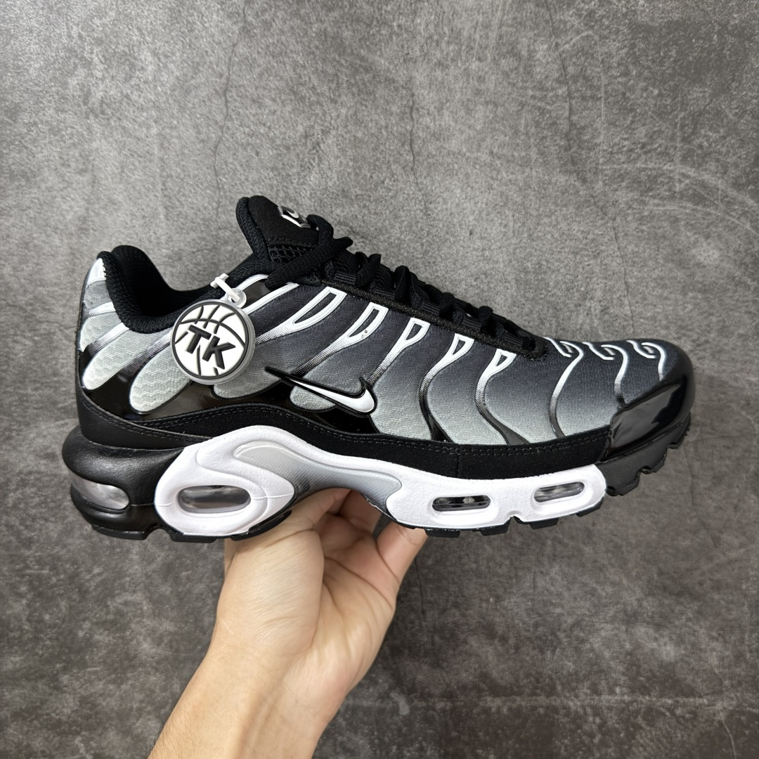 【TK纯原版】Nike Air Max Plus TN气垫系列跑鞋 DM0032-003 全新一比一高端版本 真正的市场T1品质 更多配色陆续出货 真正的用心研发 一点一点抠出来的 品质 品控细节 随便闭眼对比市场任何版本 全套原纸板楦头开发 完美呈现版型 工艺流程均与原鞋保持一致 Turned Air 中底缓震技术 鞋面弧度与大底弧度一致 鞋头正确TPU材质 鞋面高频TPU材质1.0厚度 原鞋一致层次感 超越公司货的品控标准 多道QC质检 货号： 尺码：36 36.5 37.5 38 38.5 39 40 40.5 41 42 42.5 43 44 44.5 45 46-选品中心