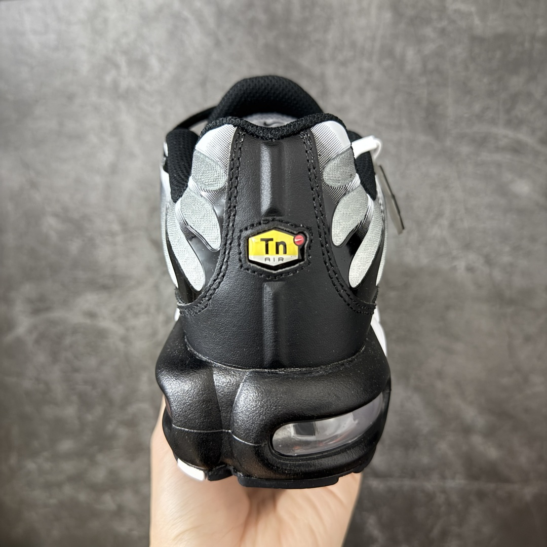 图片[4]-【TK纯原版】Nike Air Max Plus TN气垫系列跑鞋 DM0032-003 全新一比一高端版本 真正的市场T1品质 更多配色陆续出货 真正的用心研发 一点一点抠出来的 品质 品控细节 随便闭眼对比市场任何版本 全套原纸板楦头开发 完美呈现版型 工艺流程均与原鞋保持一致 Turned Air 中底缓震技术 鞋面弧度与大底弧度一致 鞋头正确TPU材质 鞋面高频TPU材质1.0厚度 原鞋一致层次感 超越公司货的品控标准 多道QC质检 货号： 尺码：36 36.5 37.5 38 38.5 39 40 40.5 41 42 42.5 43 44 44.5 45 46-选品中心