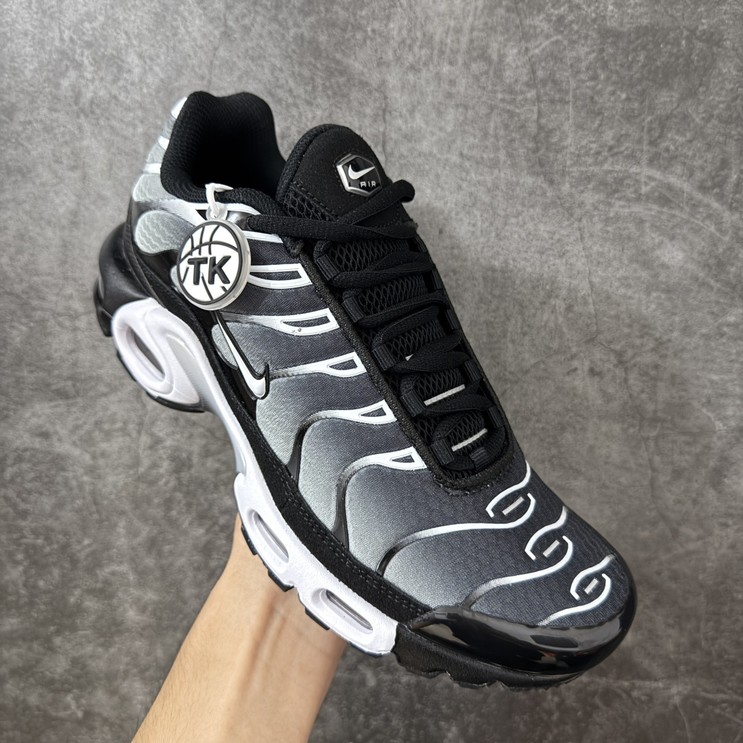 图片[3]-【TK纯原版】Nike Air Max Plus TN气垫系列跑鞋 DM0032-003 全新一比一高端版本 真正的市场T1品质 更多配色陆续出货 真正的用心研发 一点一点抠出来的 品质 品控细节 随便闭眼对比市场任何版本 全套原纸板楦头开发 完美呈现版型 工艺流程均与原鞋保持一致 Turned Air 中底缓震技术 鞋面弧度与大底弧度一致 鞋头正确TPU材质 鞋面高频TPU材质1.0厚度 原鞋一致层次感 超越公司货的品控标准 多道QC质检 货号： 尺码：36 36.5 37.5 38 38.5 39 40 40.5 41 42 42.5 43 44 44.5 45 46-选品中心
