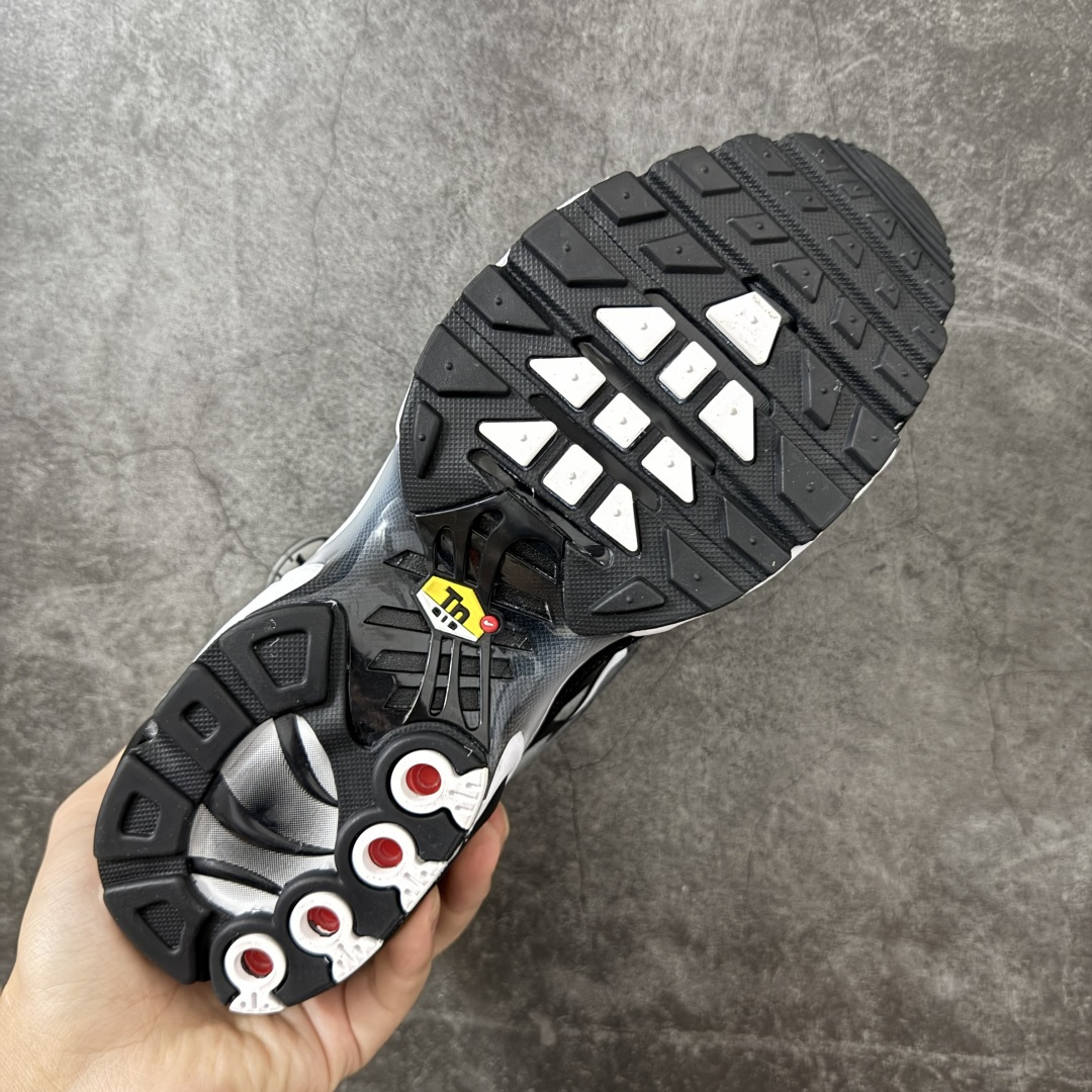 图片[9]-【TK纯原版】Nike Air Max Plus TN气垫系列跑鞋 DM0032-003 全新一比一高端版本 真正的市场T1品质 更多配色陆续出货 真正的用心研发 一点一点抠出来的 品质 品控细节 随便闭眼对比市场任何版本 全套原纸板楦头开发 完美呈现版型 工艺流程均与原鞋保持一致 Turned Air 中底缓震技术 鞋面弧度与大底弧度一致 鞋头正确TPU材质 鞋面高频TPU材质1.0厚度 原鞋一致层次感 超越公司货的品控标准 多道QC质检 货号： 尺码：36 36.5 37.5 38 38.5 39 40 40.5 41 42 42.5 43 44 44.5 45 46-选品中心