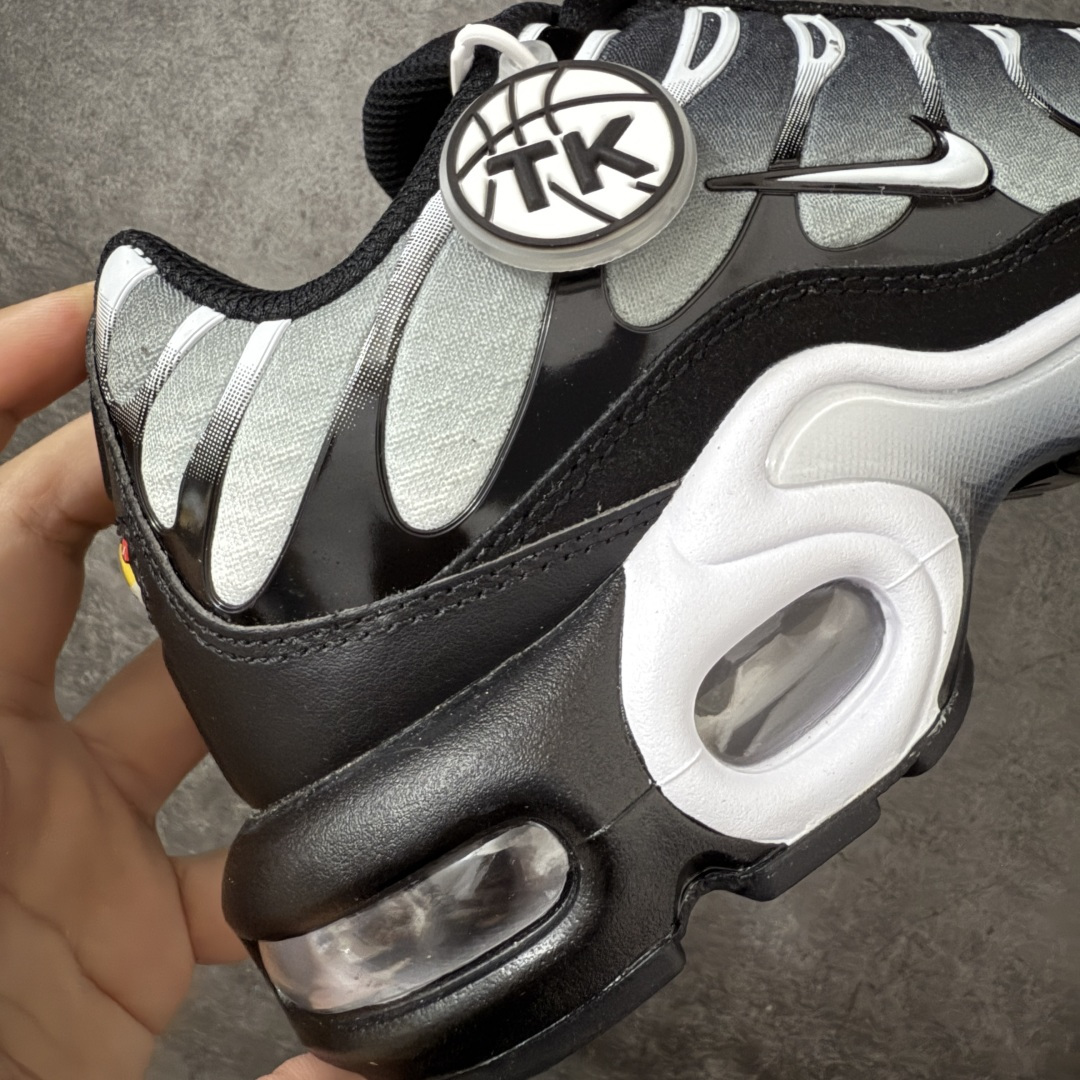 图片[3]-【TK纯原版】Nike Air Max Plus TN气垫系列跑鞋 DM0032-003 全新一比一高端版本 真正的市场T1品质 更多配色陆续出货 真正的用心研发 一点一点抠出来的 品质 品控细节 随便闭眼对比市场任何版本 全套原纸板楦头开发 完美呈现版型 工艺流程均与原鞋保持一致 Turned Air 中底缓震技术 鞋面弧度与大底弧度一致 鞋头正确TPU材质 鞋面高频TPU材质1.0厚度 原鞋一致层次感 超越公司货的品控标准 多道QC质检 货号： 尺码：36 36.5 37.5 38 38.5 39 40 40.5 41 42 42.5 43 44 44.5 45 46-选品中心