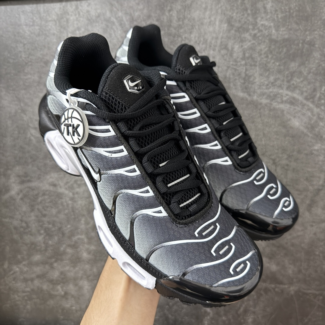 【TK纯原版】Nike Air Max Plus TN气垫系列跑鞋 DM0032-003 全新一比一高端版本 真正的市场T1品质 更多配色陆续出货 真正的用心研发 一点一点抠出来的 品质 品控细节 随便闭眼对比市场任何版本 全套原纸板楦头开发 完美呈现版型 工艺流程均与原鞋保持一致 Turned Air 中底缓震技术 鞋面弧度与大底弧度一致 鞋头正确TPU材质 鞋面高频TPU材质1.0厚度 原鞋一致层次感 超越公司货的品控标准 多道QC质检 货号： 尺码：36 36.5 37.5 38 38.5 39 40 40.5 41 42 42.5 43 44 44.5 45 46-选品中心