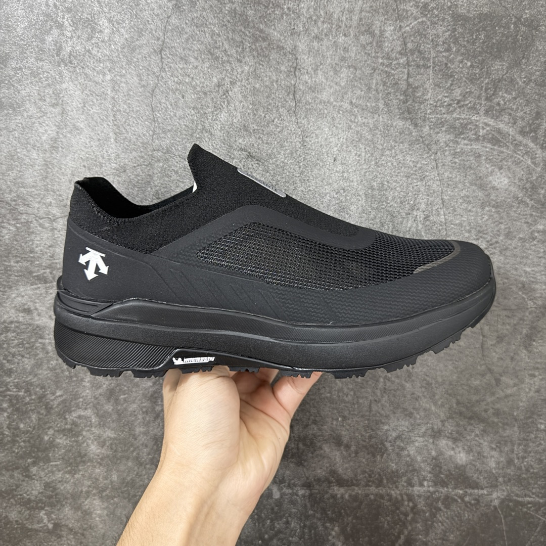 【公司级】迪桑特DESCENTE PRIMER SLIP ON 都市通勤 低帮休闲鞋 鞋面采用KPU材质 耐用的同时提升防护性与整体质感 厚中底兼具缓震与轻质特性 带来舒适脚感的同时实现适度增高 米其林外底增强抓地力 应对冬季复杂路况 贴合脚型 轻松搭配不同穿搭风格 平衡实用功能与穿搭需求 适配日常通勤场景 货号：D6231DSN36 尺码： 36 36.5 37 38 38.5 39 40 40.5 41 42 42.5 43 44 45-选品中心