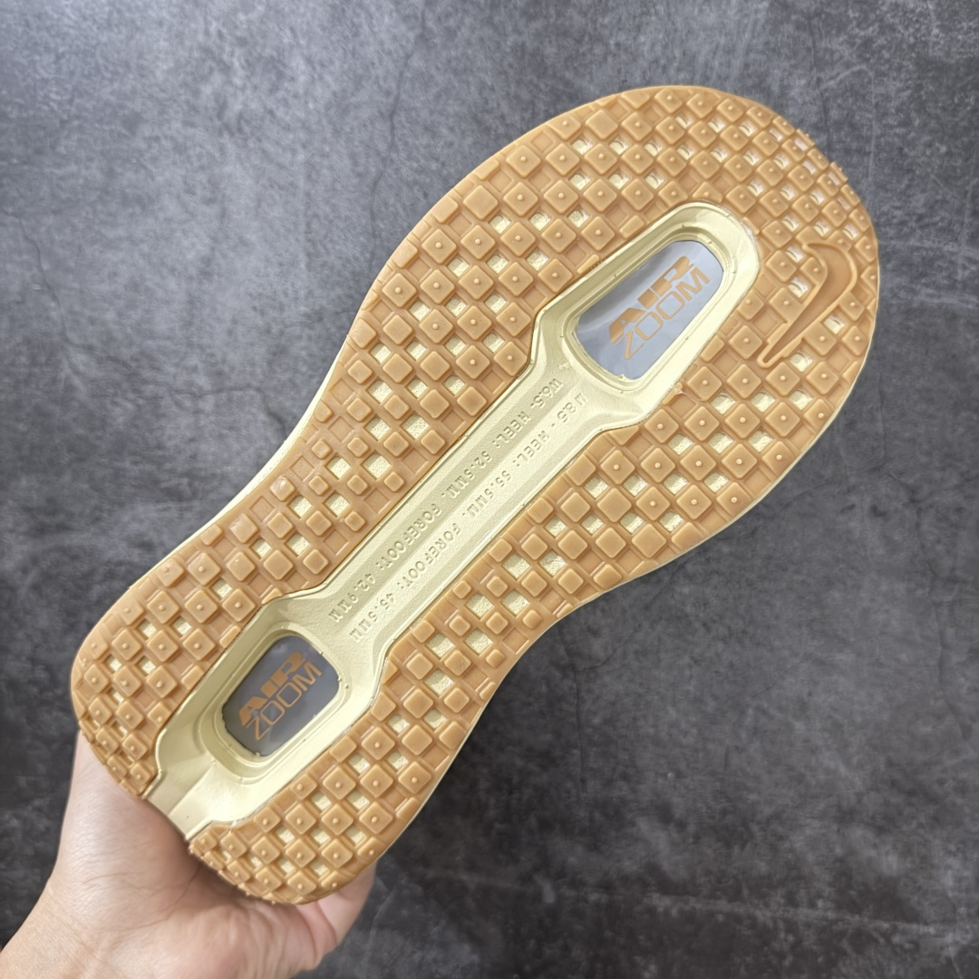 图片[9]-【公司级】Nike VOMERO PREMIUM 耐克 舒适减震防滑 低帮跑步鞋 全掌ReactX泡绵中底 前掌和后跟还配备了Air Zoom气垫单元 据说跑起来更快更舒适哦 这次最大的升级点 首次引入了ReactX泡绵 货号：IM8334-200 尺码：36 36.5 37.5 38 38.5 39 40 40.5 41 42 42.5 43 44 45 46-选品中心