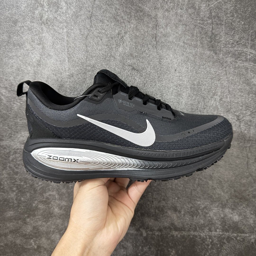 【纯原组合底】Nike VOMERO 18 GTX 耐克 舒适减震防滑 低帮跑步鞋 正确组合大底 正确真正gtx防水鞋面 全掌ReactX泡绵中底 前掌和后跟还配备了Air Zoom气垫单元 据说跑起来更快更舒适哦 这次最大的升级点 首次引入了ReactX泡绵 货号：HQE98-629 尺码：35.5 36 36.5 37.5 38 38.5 39 40 40.5 41 42 42.5 43 44 45 编码：WEB240250-选品中心