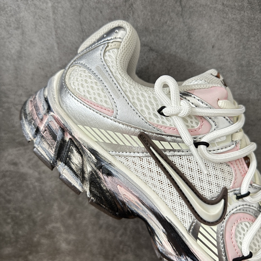 图片[7]-【手绘定制版】Nike V5 RNR 手工绘制恶作剧涂鸦 复古做旧 解构绑带 舒适百搭防滑耐磨 低帮跑步鞋 此款为人工手绘定制图案 原版基于Nike RNR 修改款 加以创意定制 完美品质做工 个性十足 原厂原档案数据开发 原盒包装 舒适有型适合日常穿着 该鞋款延续千禧年经典设计搭载泡绵中底厚实而轻盈 匠心细节巧搭立体耐克勾标志焕新演绎复古跑鞋 货号：HQ7901-102 尺码：36-45带半码-选品中心