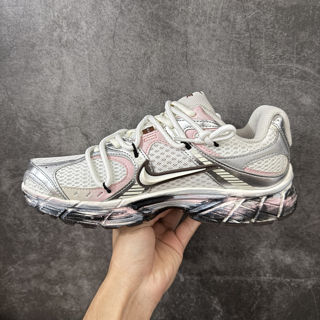 图片[2]-【手绘定制版】Nike V5 RNR 手工绘制恶作剧涂鸦 复古做旧 解构绑带 舒适百搭防滑耐磨 低帮跑步鞋 此款为人工手绘定制图案 原版基于Nike RNR 修改款 加以创意定制 完美品质做工 个性十足 原厂原档案数据开发 原盒包装 舒适有型适合日常穿着 该鞋款延续千禧年经典设计搭载泡绵中底厚实而轻盈 匠心细节巧搭立体耐克勾标志焕新演绎复古跑鞋 货号：HQ7901-102 尺码：36-45带半码-选品中心