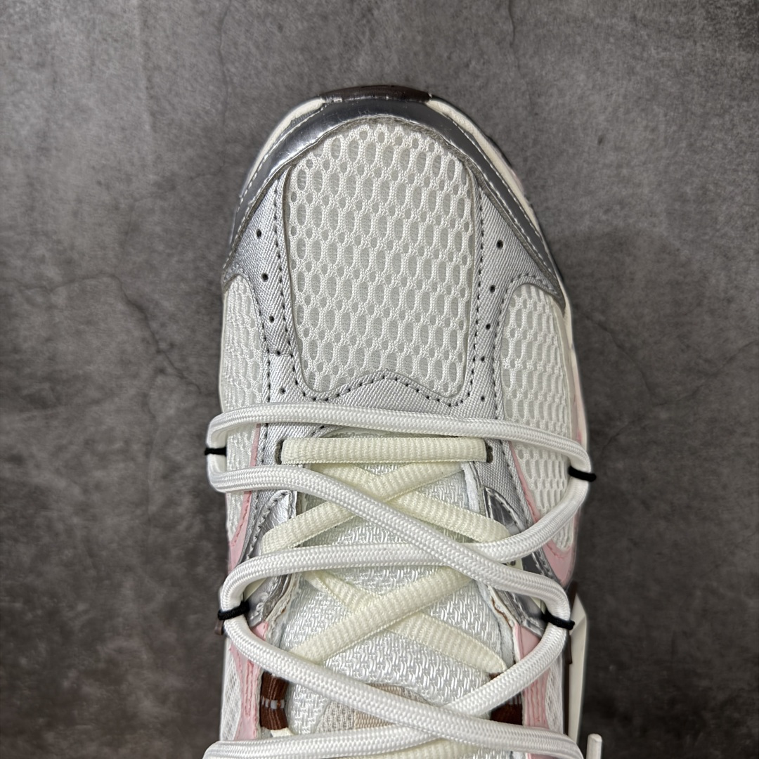 图片[5]-【手绘定制版】Nike V5 RNR 手工绘制恶作剧涂鸦 复古做旧 解构绑带 舒适百搭防滑耐磨 低帮跑步鞋 此款为人工手绘定制图案 原版基于Nike RNR 修改款 加以创意定制 完美品质做工 个性十足 原厂原档案数据开发 原盒包装 舒适有型适合日常穿着 该鞋款延续千禧年经典设计搭载泡绵中底厚实而轻盈 匠心细节巧搭立体耐克勾标志焕新演绎复古跑鞋 货号：HQ7901-102 尺码：36-45带半码-选品中心