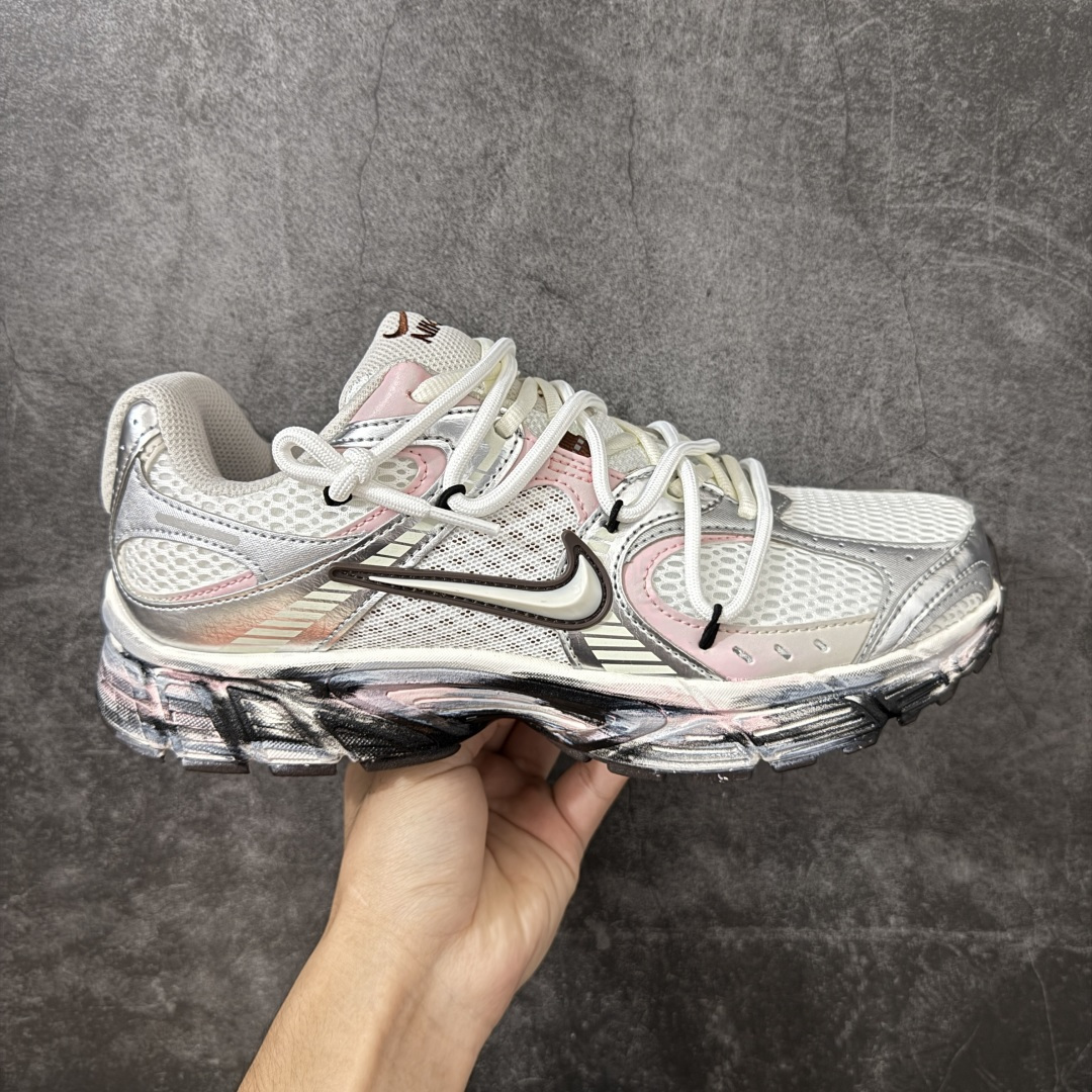【手绘定制版】Nike V5 RNR 手工绘制恶作剧涂鸦 复古做旧 解构绑带 舒适百搭防滑耐磨 低帮跑步鞋 此款为人工手绘定制图案 原版基于Nike RNR 修改款 加以创意定制 完美品质做工 个性十足 原厂原档案数据开发 原盒包装 舒适有型适合日常穿着 该鞋款延续千禧年经典设计搭载泡绵中底厚实而轻盈 匠心细节巧搭立体耐克勾标志焕新演绎复古跑鞋 货号：HQ7901-102 尺码：36-45带半码-选品中心