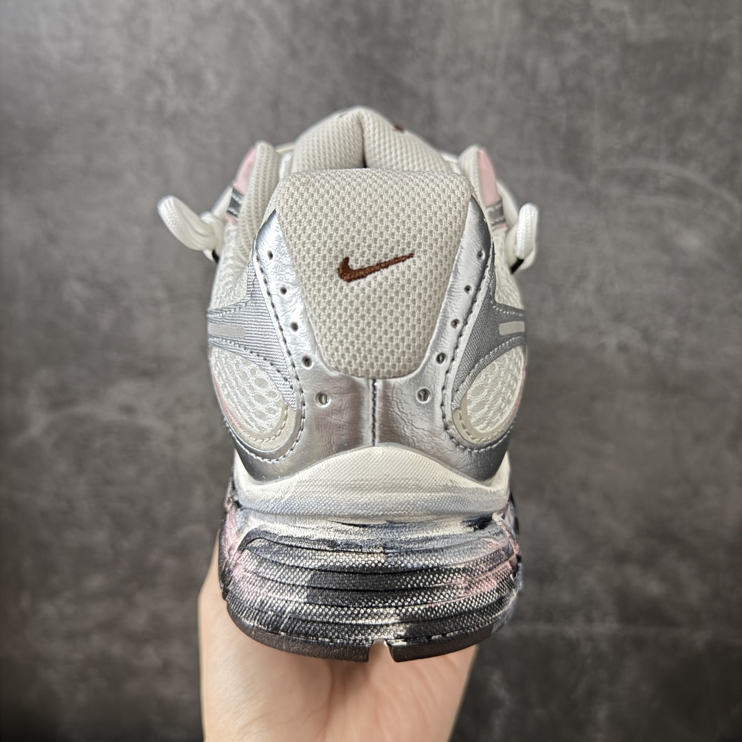 图片[4]-【手绘定制版】Nike V5 RNR 手工绘制恶作剧涂鸦 复古做旧 解构绑带 舒适百搭防滑耐磨 低帮跑步鞋 此款为人工手绘定制图案 原版基于Nike RNR 修改款 加以创意定制 完美品质做工 个性十足 原厂原档案数据开发 原盒包装 舒适有型适合日常穿着 该鞋款延续千禧年经典设计搭载泡绵中底厚实而轻盈 匠心细节巧搭立体耐克勾标志焕新演绎复古跑鞋 货号：HQ7901-102 尺码：36-45带半码-选品中心